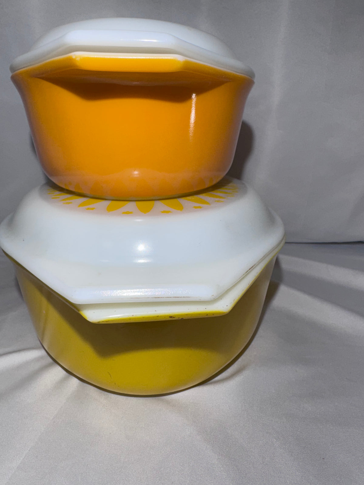 Vintage Pyrex Daisy Sunflower Mixing Bowls & Covered Casserole Dishes – 1970s – Set of 9 Pieces