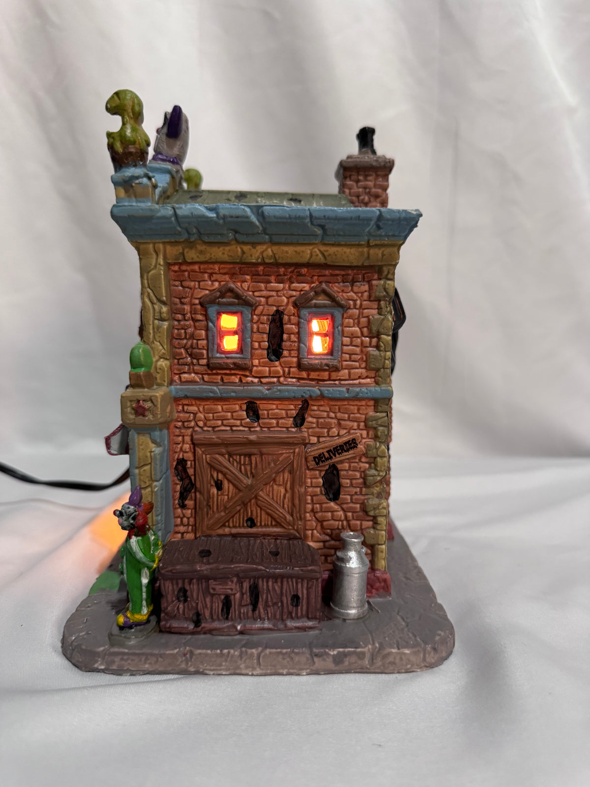 Lemax Spooky Town Frosty’s Ice Scream Shop #25370 – Retired 2012–2015 – Original Box