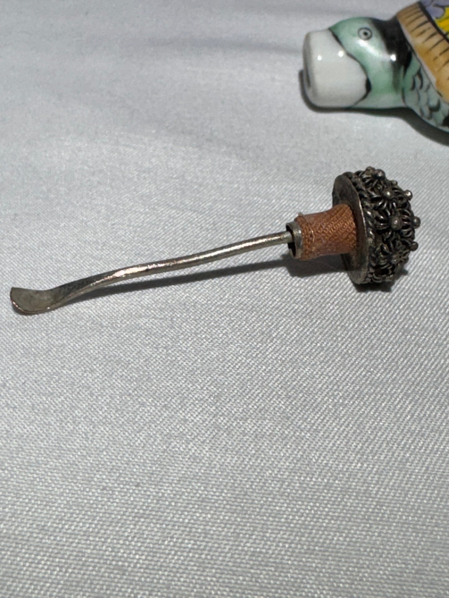 Antique Porcelain Turtle Snuff Bottle – Hand-Painted with Spoon and Stopper