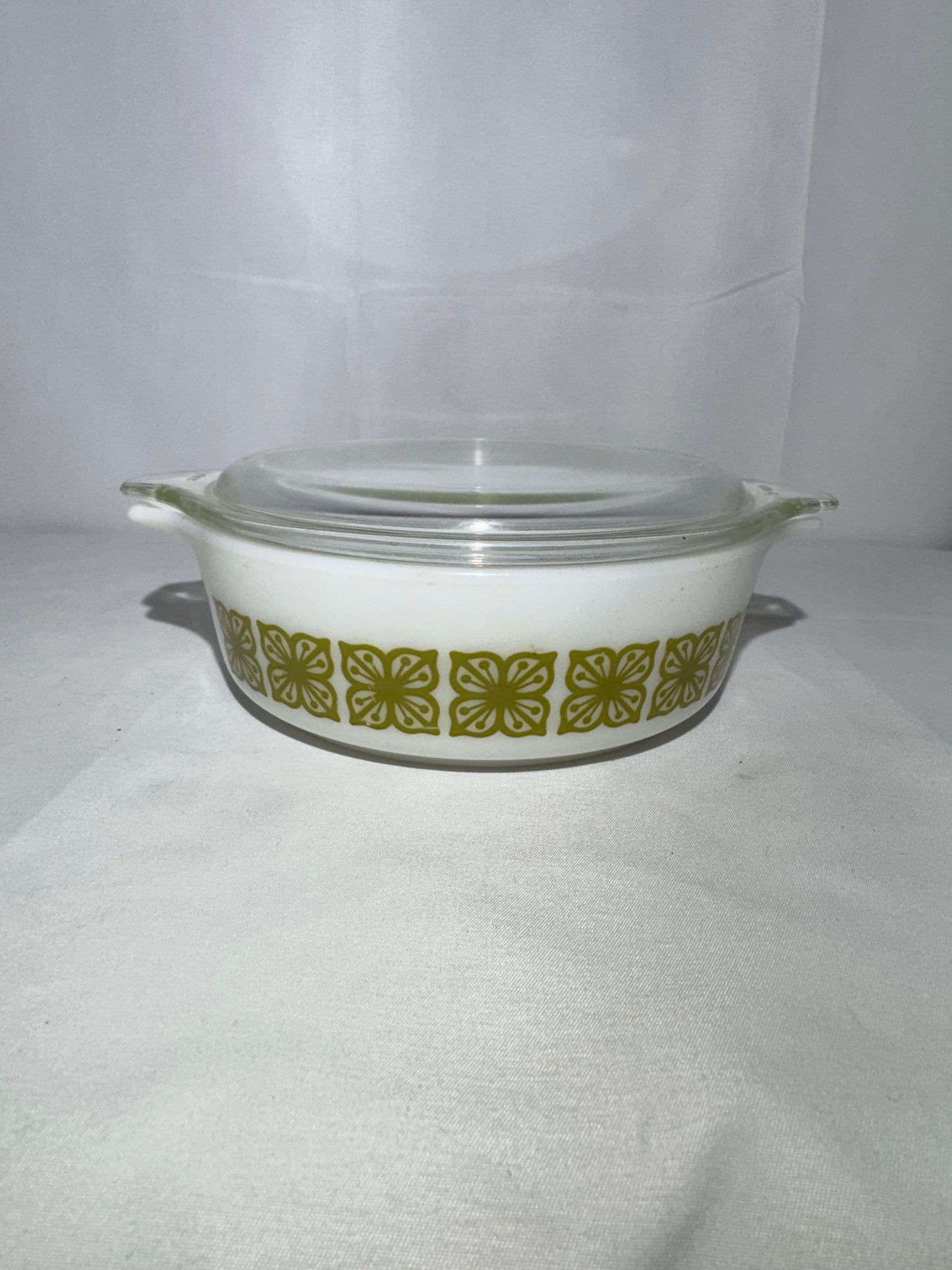 Pyrex 471 – 1 Pint Dish with Lid (470C) – Verde Square Flower Pattern