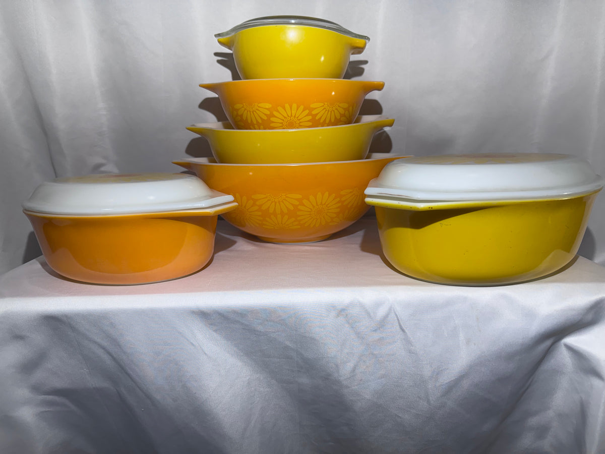 Vintage Pyrex Daisy Sunflower Mixing Bowls & Covered Casserole Dishes – 1970s – Set of 9 Pieces