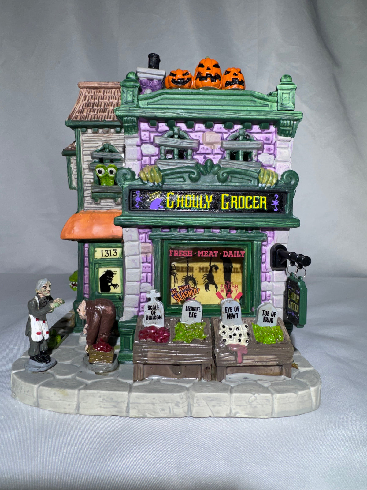 Lemax Spooky Town Ghouly Grocer #95458 – 2019 – Lighted Porcelain Building – Original Box
