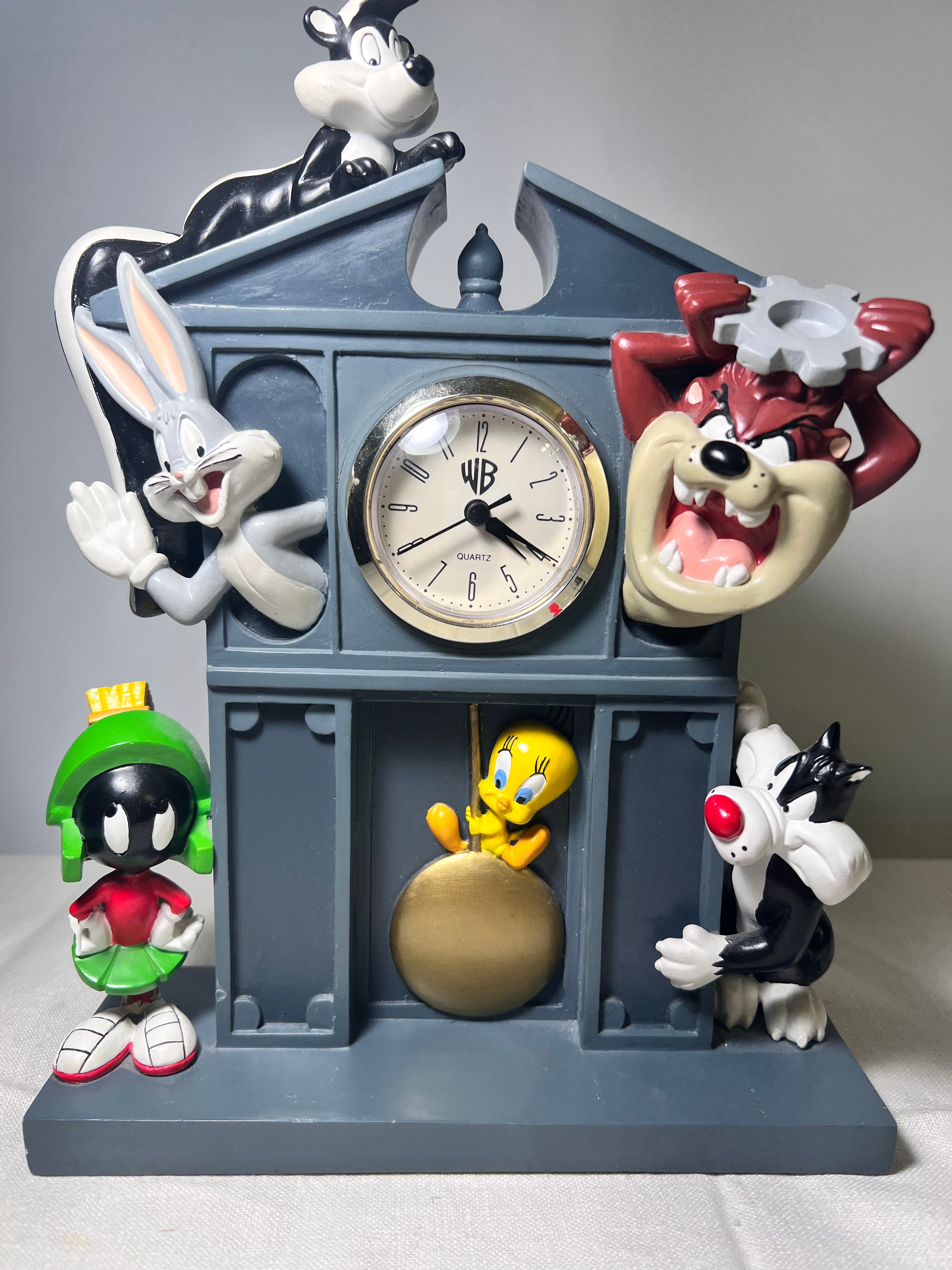 Looney Tunes Gang on Mantle Character Clock high quality from Warner Bros Studio Store