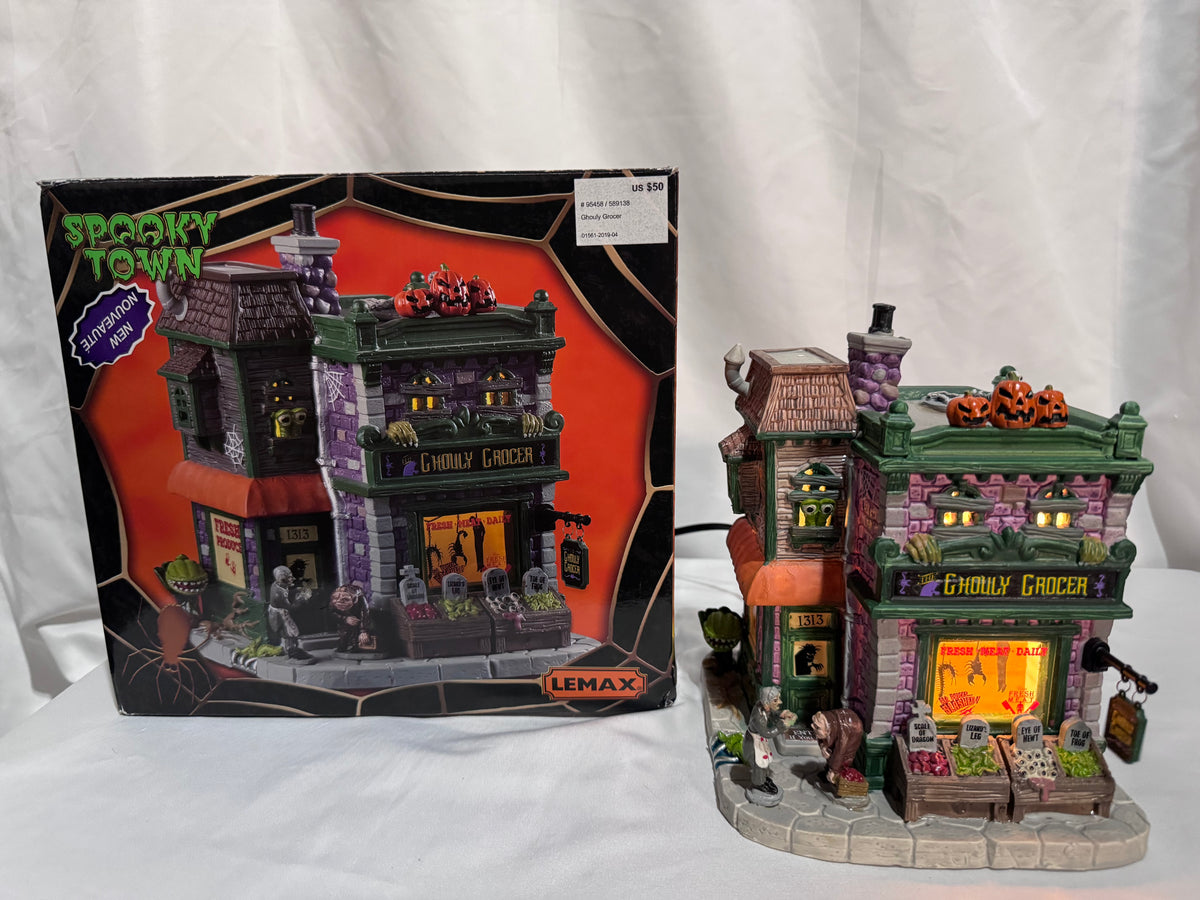 Lemax Spooky Town Ghouly Grocer #95458 – 2019 – Lighted Porcelain Building – Original Box