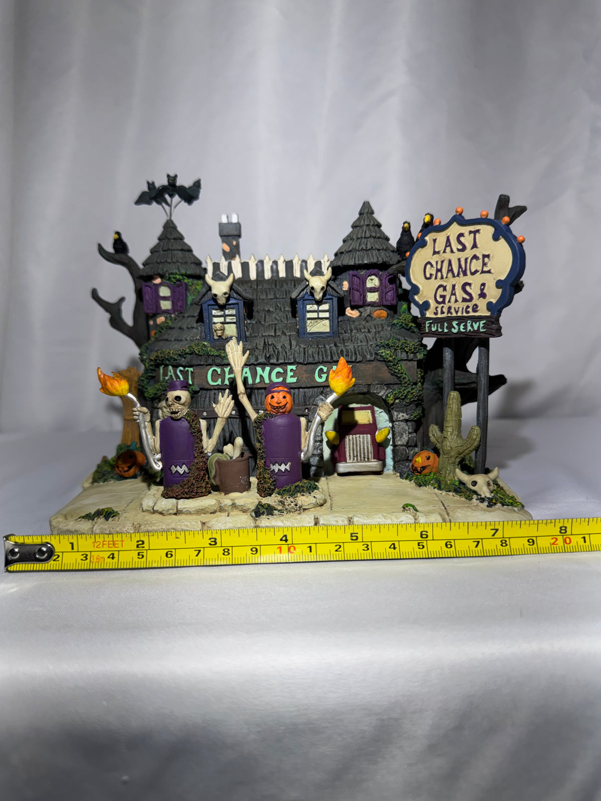 2004 Hawthorne Village The Munsters “Last Chance Gas” Station – Halloween Village A9097