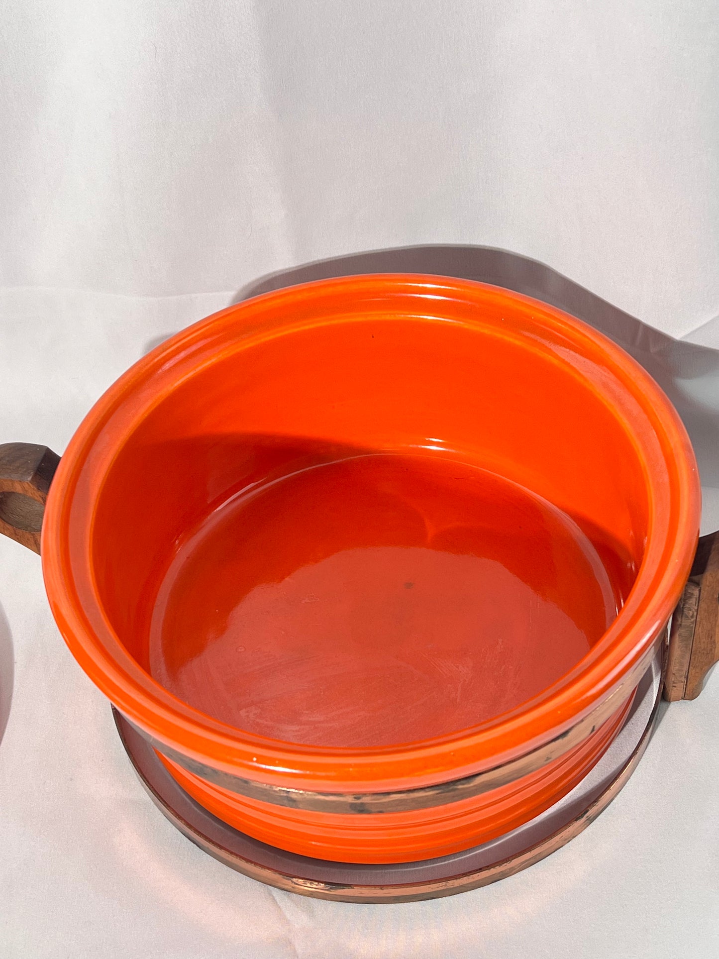 Bauer pottery- Los Angeles- 9 1/2” casserole - copper stand with wooden handles- Vintage - Orange