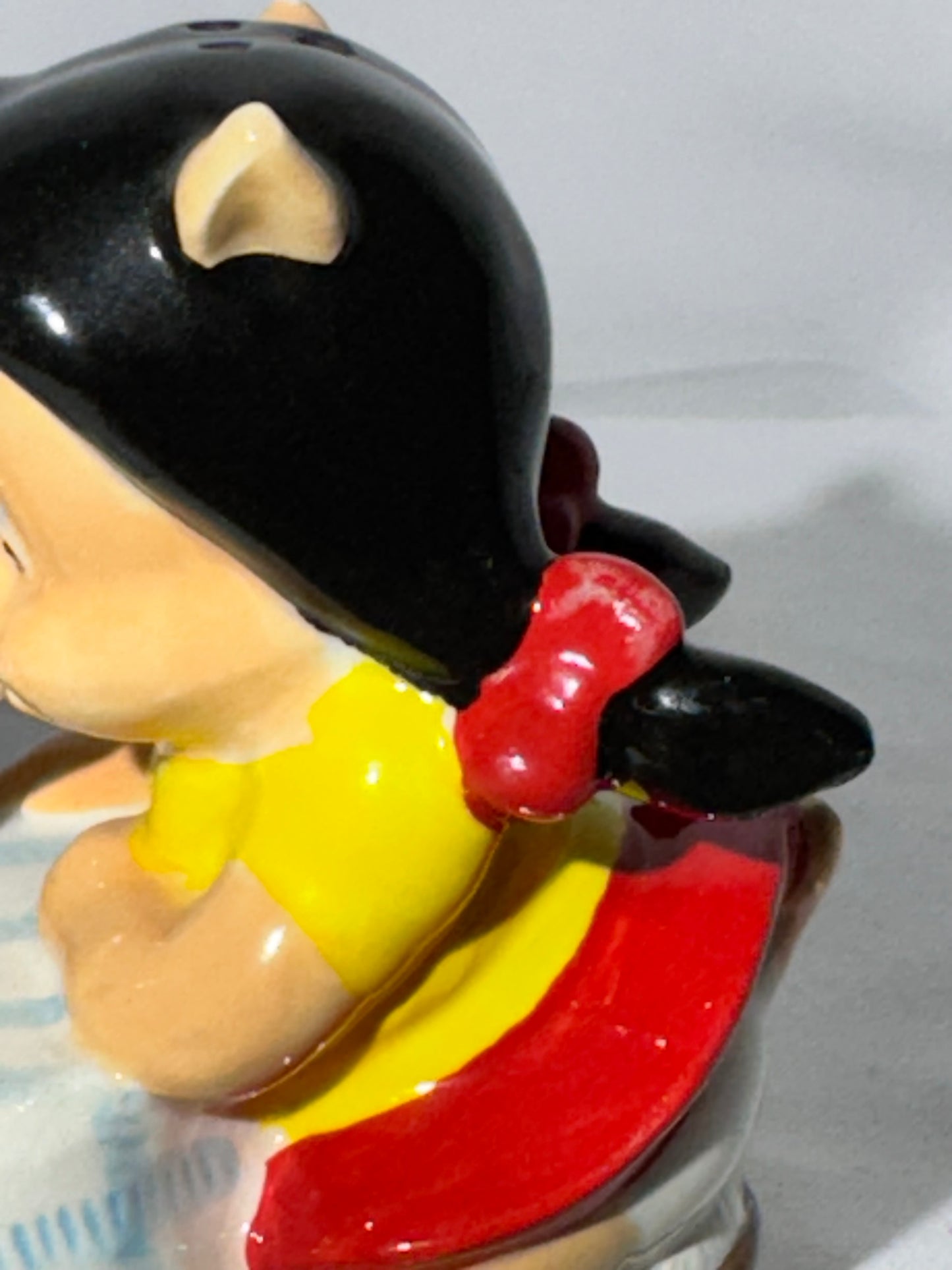 Porky Pig and Petunia -salt and pepper shakers-magnetic- Warner Brothers-Looney Tunes