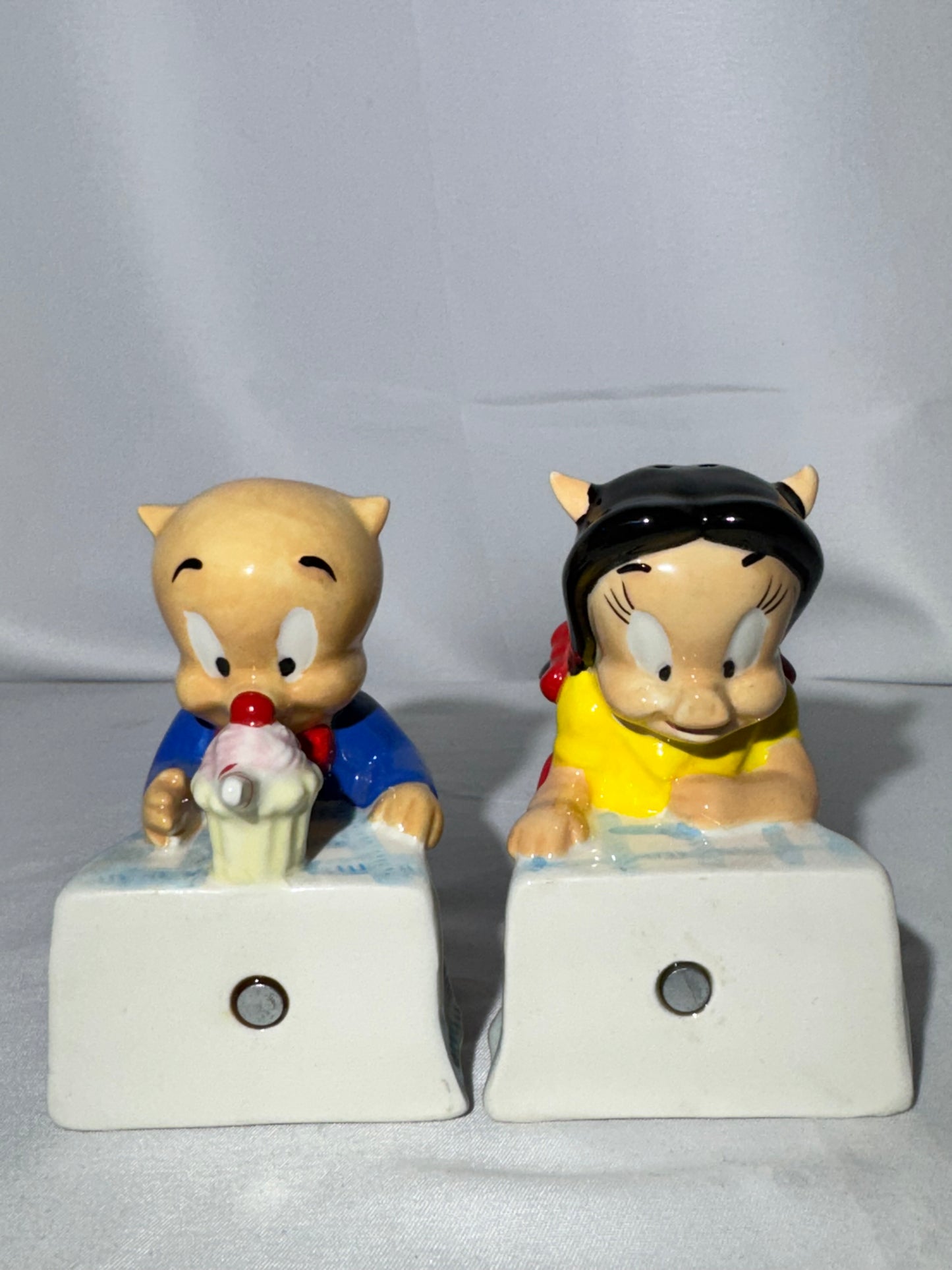 Porky Pig and Petunia -salt and pepper shakers-magnetic- Warner Brothers-Looney Tunes