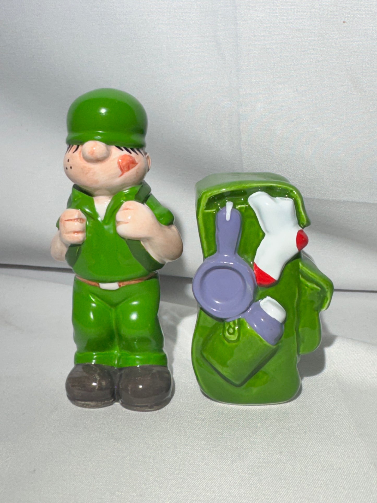 Beetle Bailey-salt and pepper shakers - Enesco - item number 686492