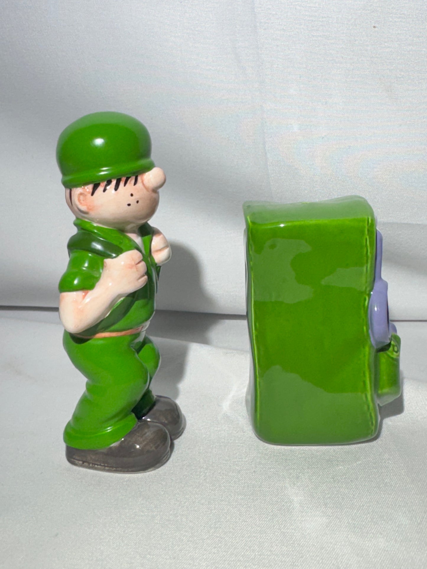 Beetle Bailey-salt and pepper shakers - Enesco - item number 686492