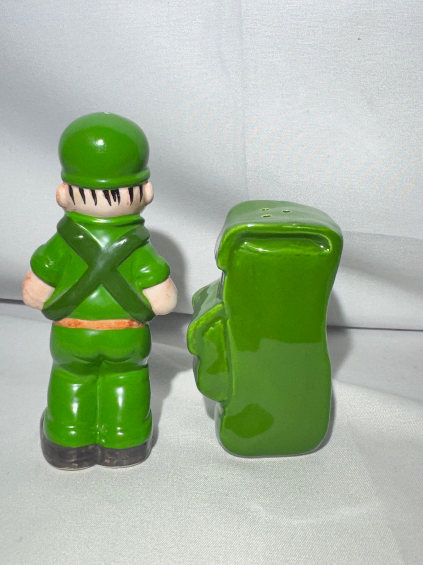 Beetle Bailey-salt and pepper shakers - Enesco - item number 686492