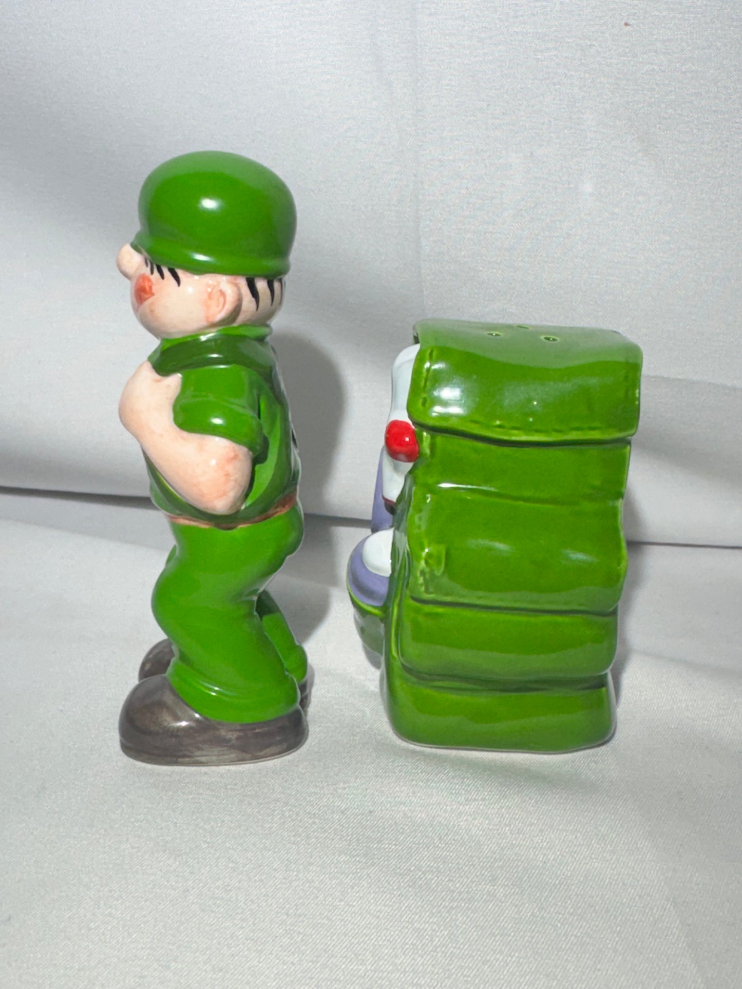 Beetle Bailey-salt and pepper shakers - Enesco - item number 686492