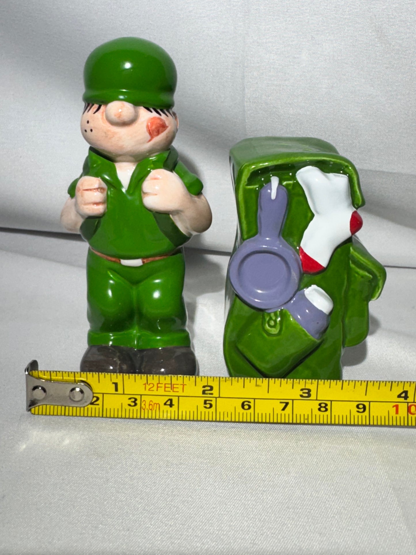 Beetle Bailey-salt and pepper shakers - Enesco - item number 686492