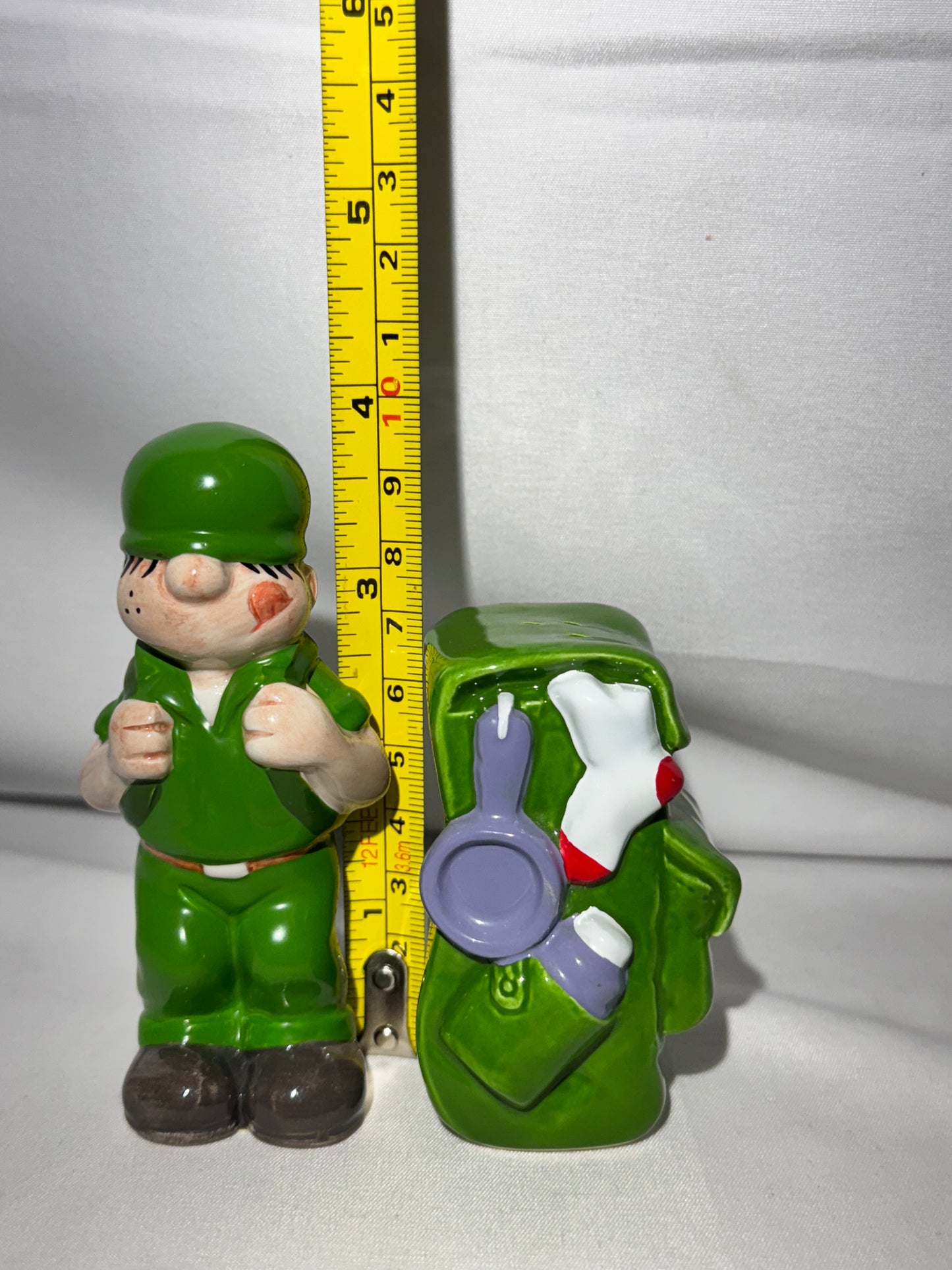Beetle Bailey-salt and pepper shakers - Enesco - item number 686492