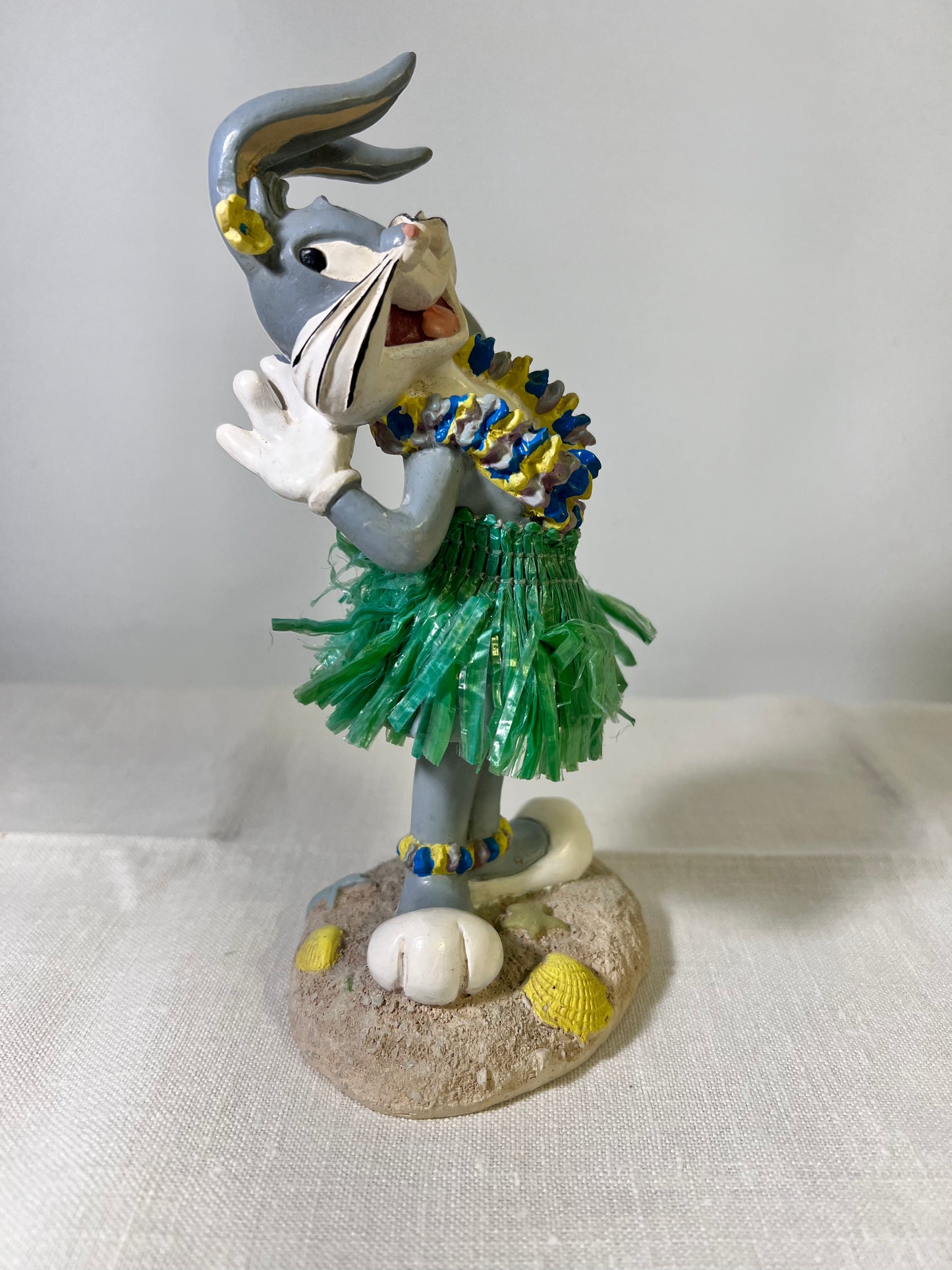 6” Bugs Bunny Hawaii Hula Hip Doll- On Location Around the World- Warner Brothers-1996- Bobblehead
