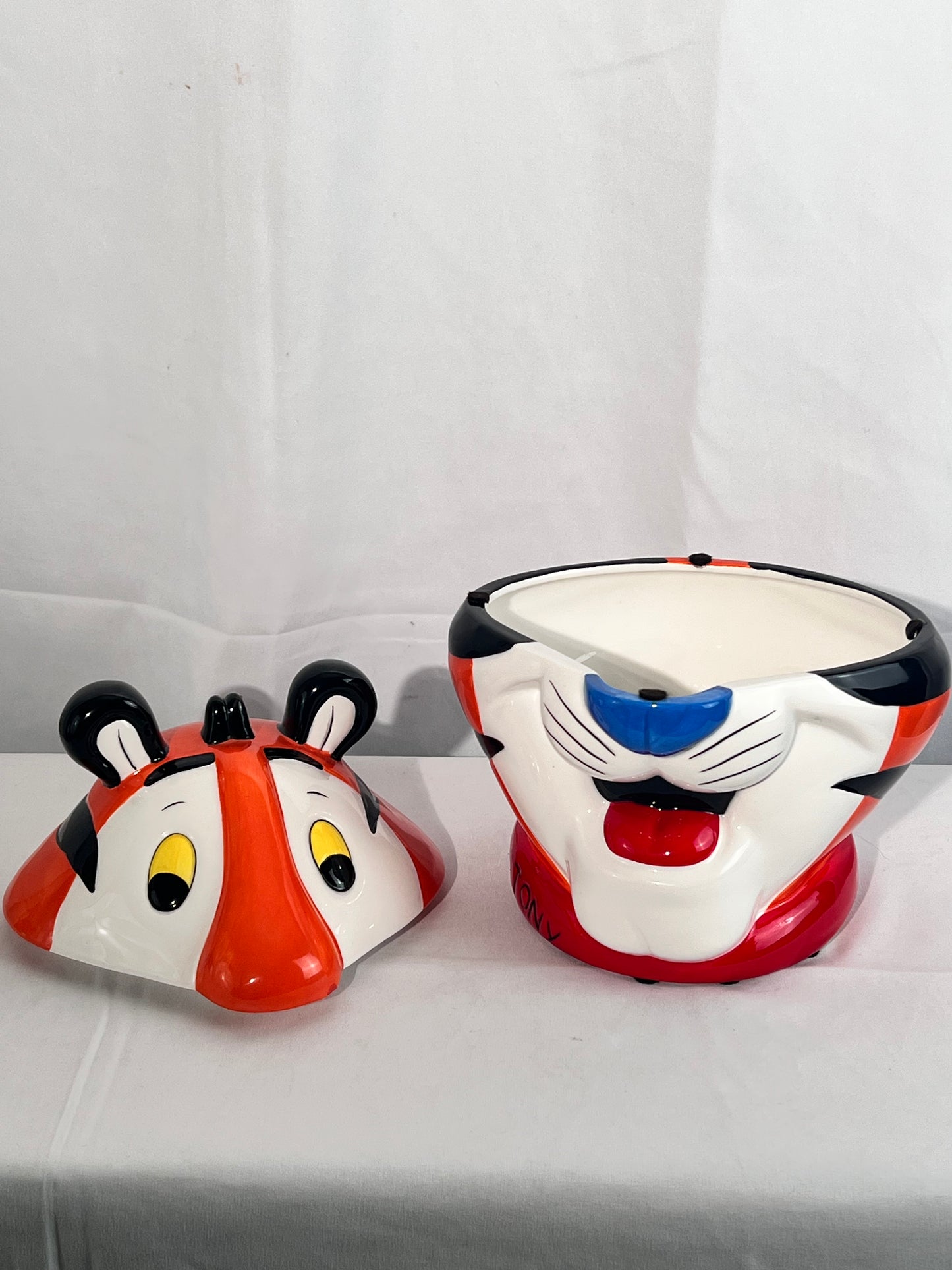 Tony The Tiger- 9 1/2” cookie jar - Kellogg - 2002