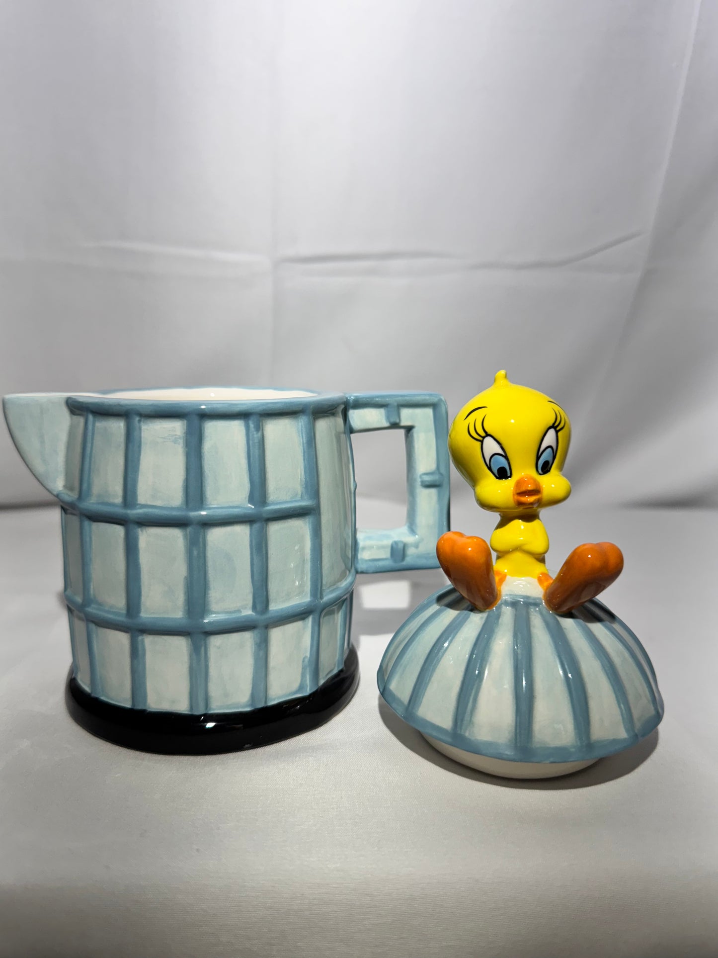 Tweety Bird and Sylvester- Sugar and Creamer set - Looney Tunes- Warner Brothers - 1995