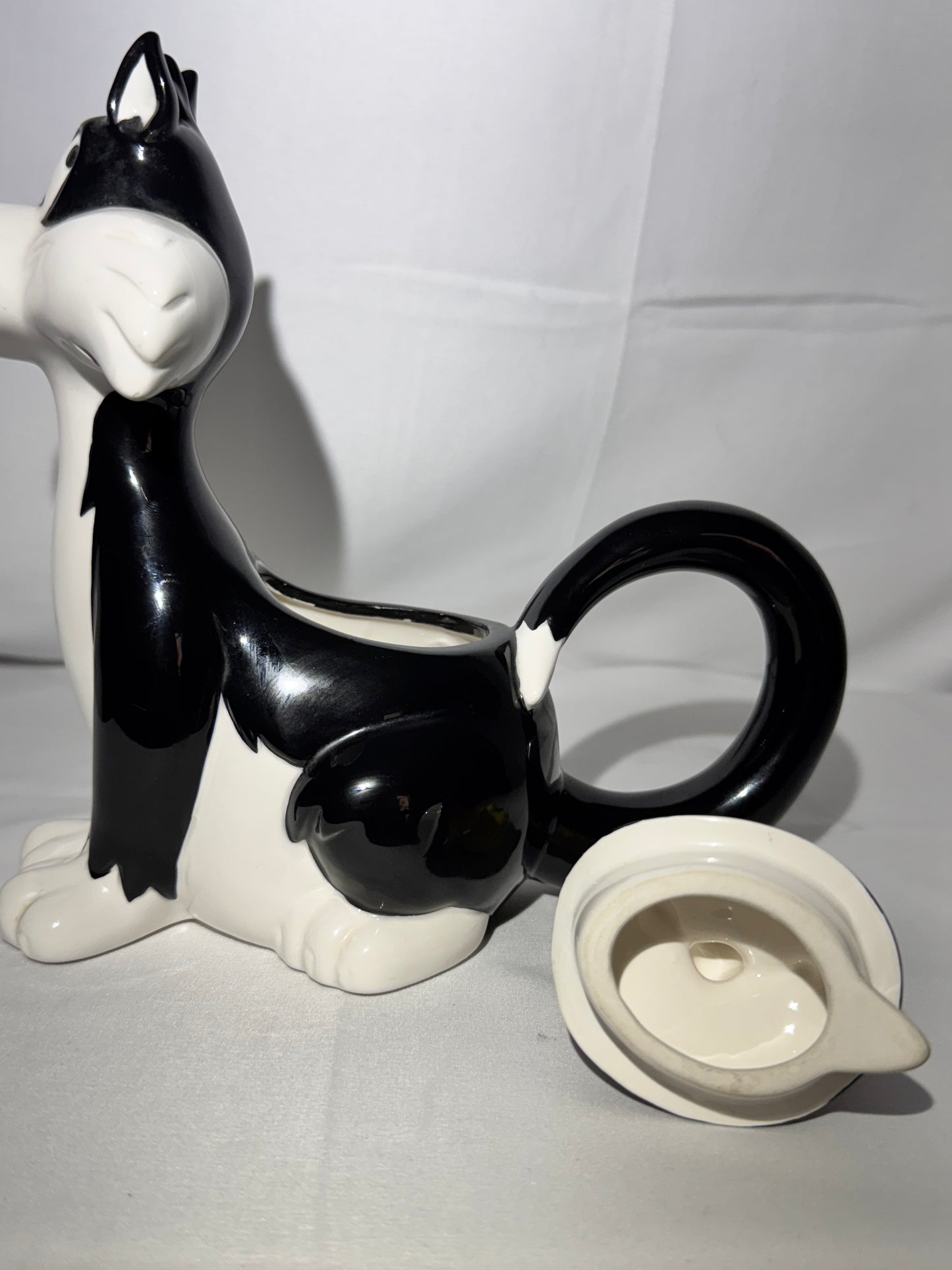 Tweety Bird and Sylvester- Teapot  - Looney Tunes- Warner Brothers - 1994