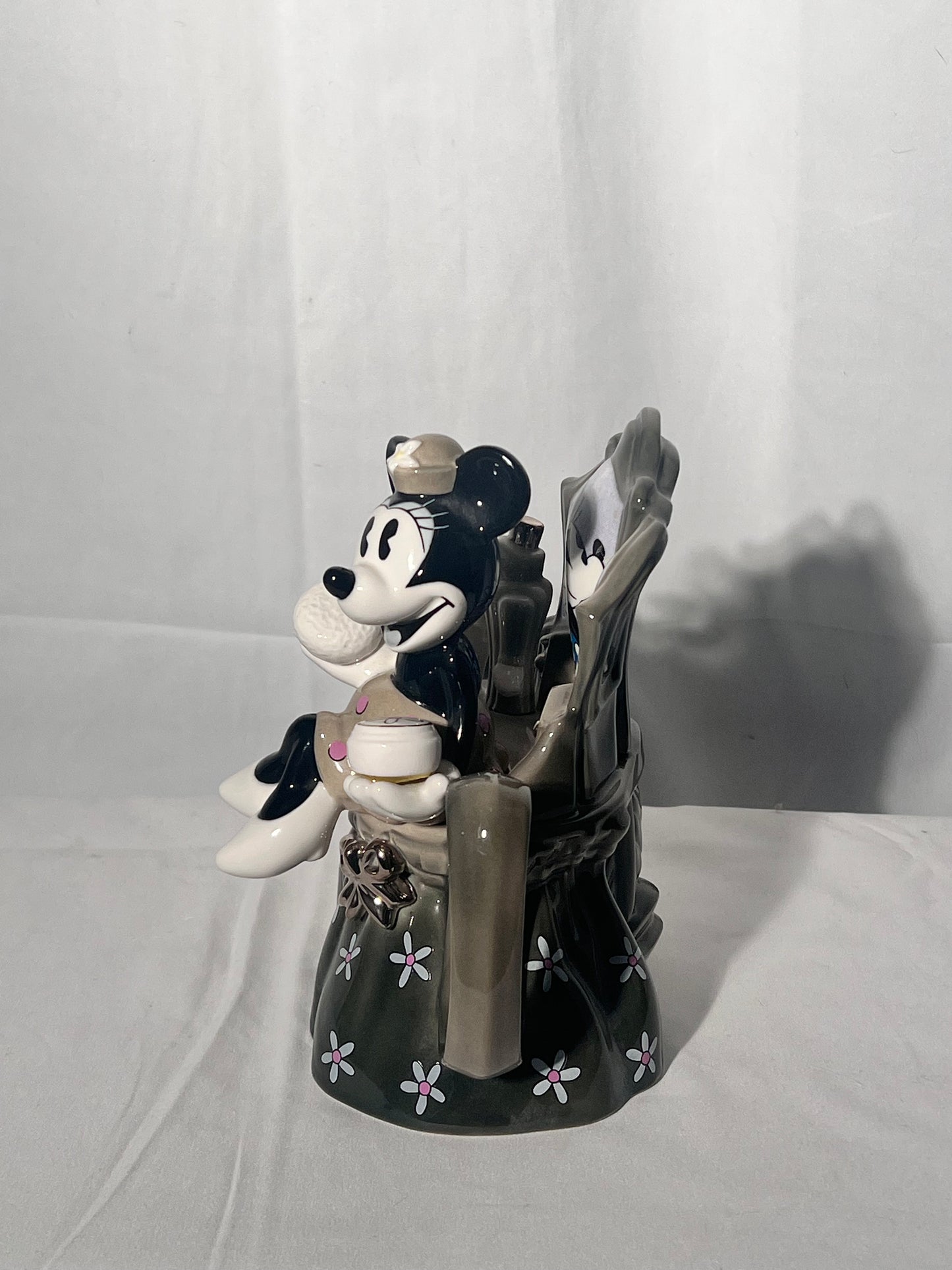 Minnie mouse dressing table – teapot – Disney showcase collections – limited edition, 2904 backlash 5000 – monochrome – designed by Paul Cardew- Disney