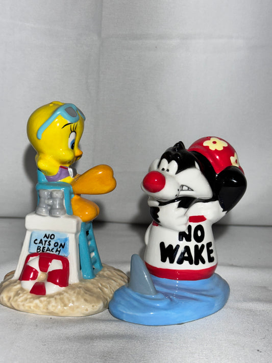 Tweety Bird & Sylvester- salt & pepper shakers- Warner Brothers- Looney Tunes- No cats on the beach