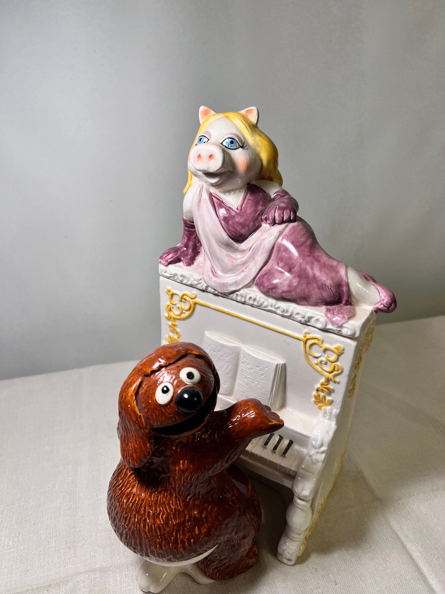 Miss Piggy on piano played by Rolf- Muppets- vintage-3piece trinket box