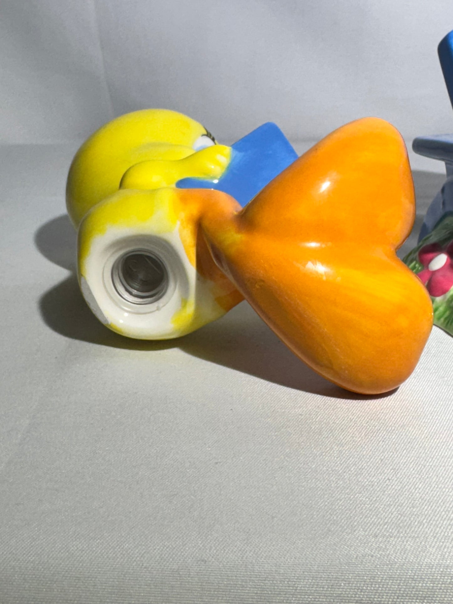 Tweety and lawn chair - Salt and Pepper - Looney Tunes- Warner Brothers