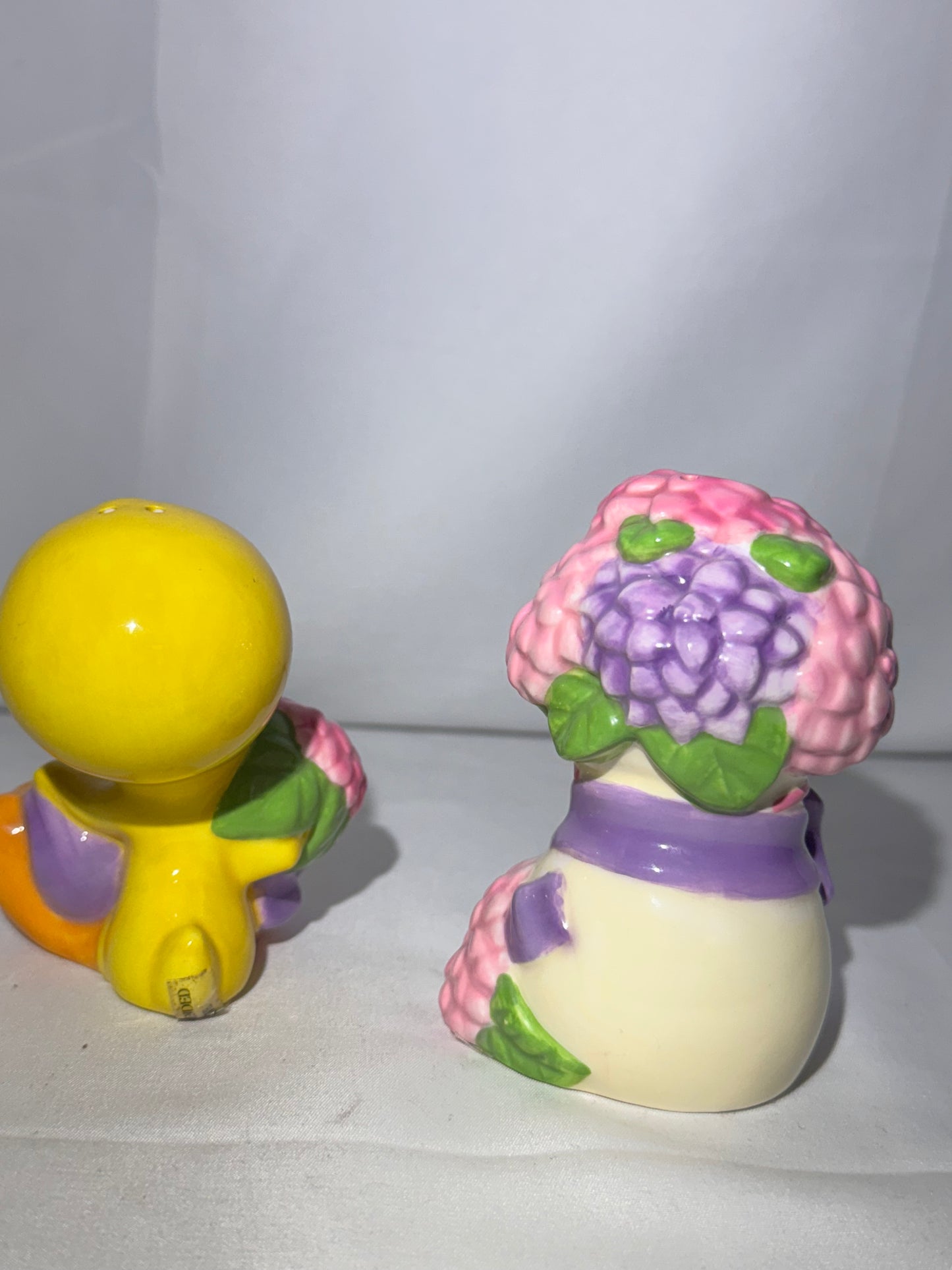Tweety Birds - Beautiful Garden- Salt & Pepper- Looney Tunes- Warner Brothers