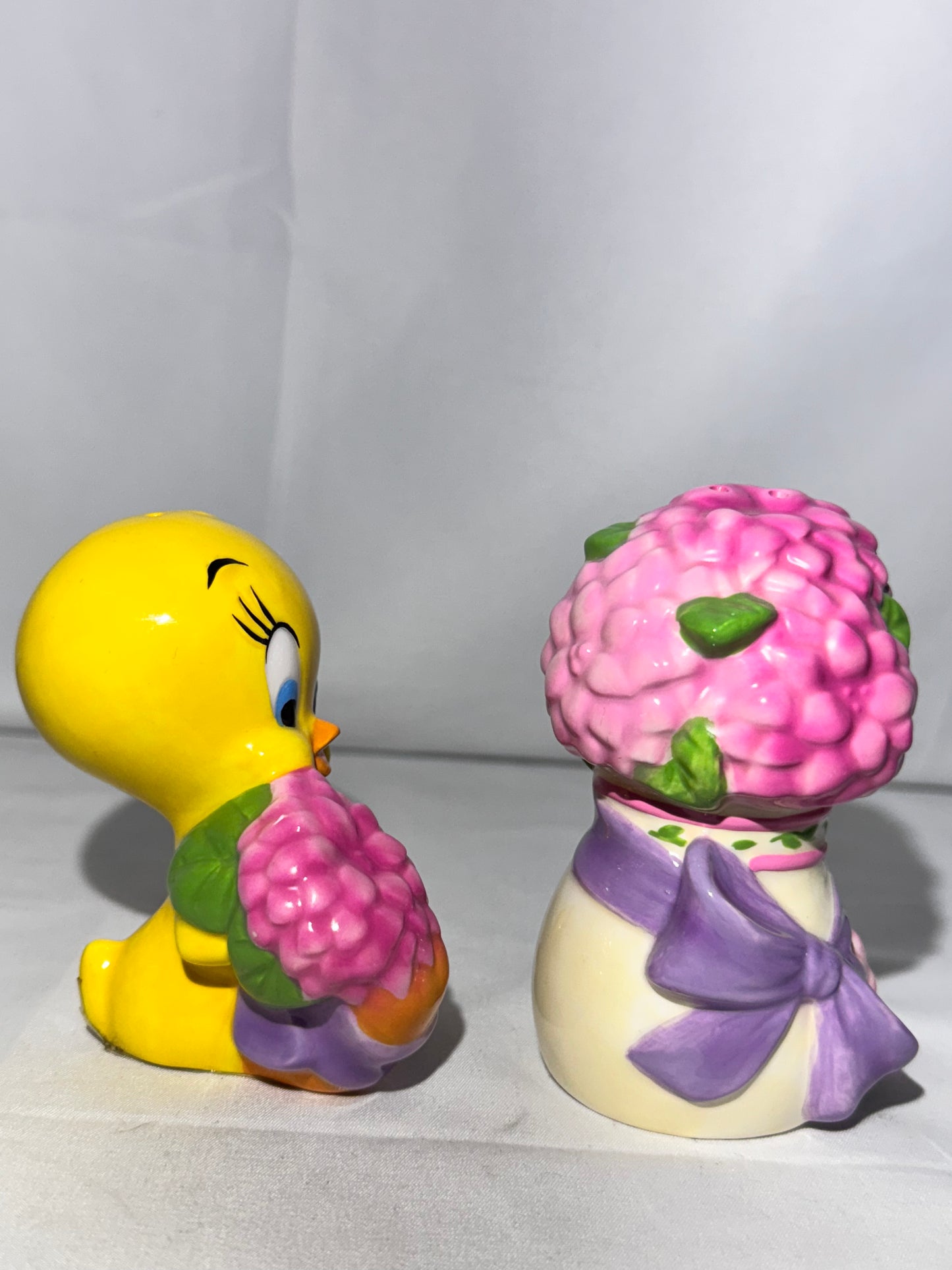 Tweety Birds - Beautiful Garden- Salt & Pepper- Looney Tunes- Warner Brothers