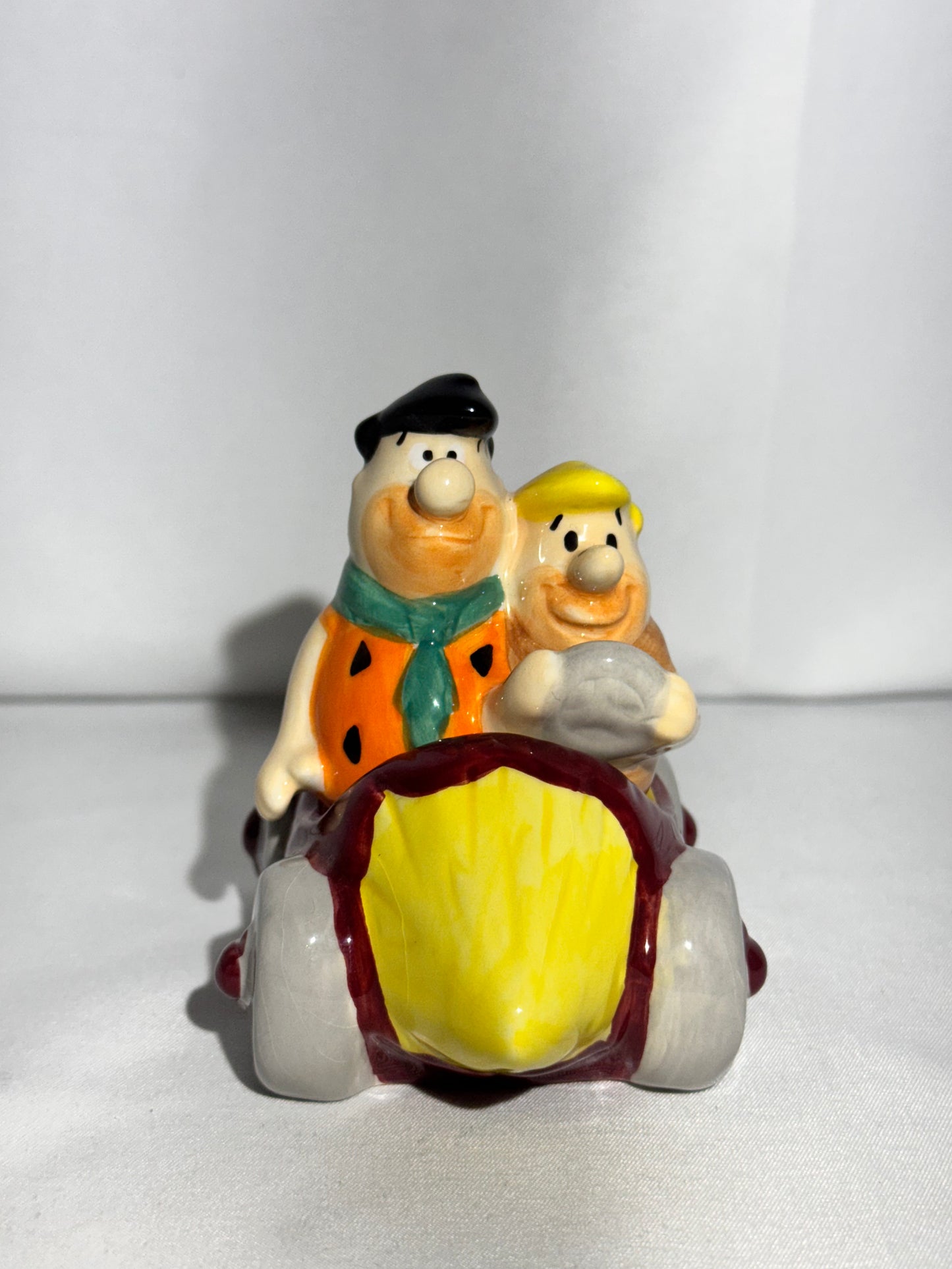 The Flintstones- Fred and Barney in car - magnetic Salt and Pepper- Hanna Barbera- Cartoon