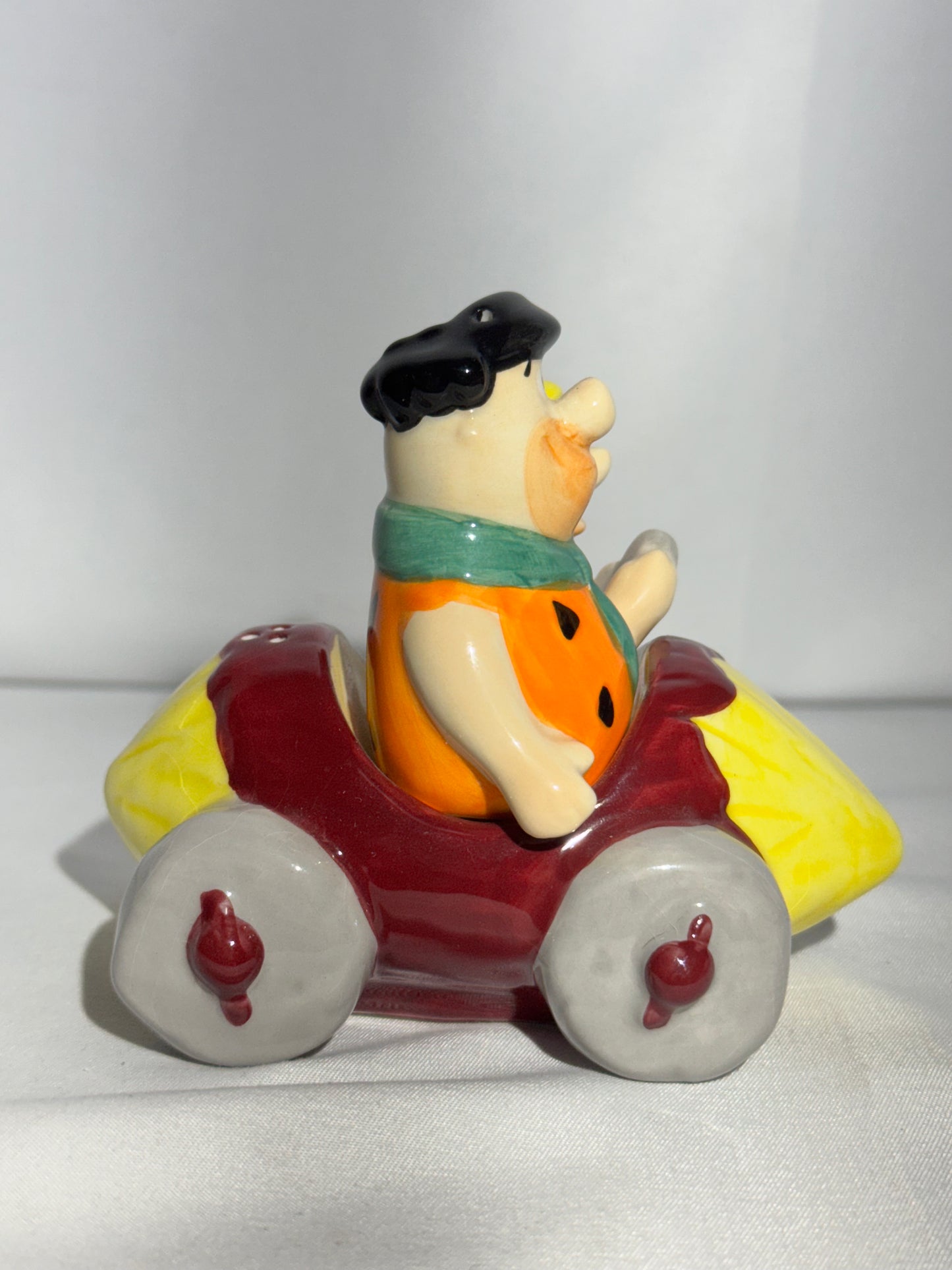 The Flintstones- Fred and Barney in car - magnetic Salt and Pepper- Hanna Barbera- Cartoon
