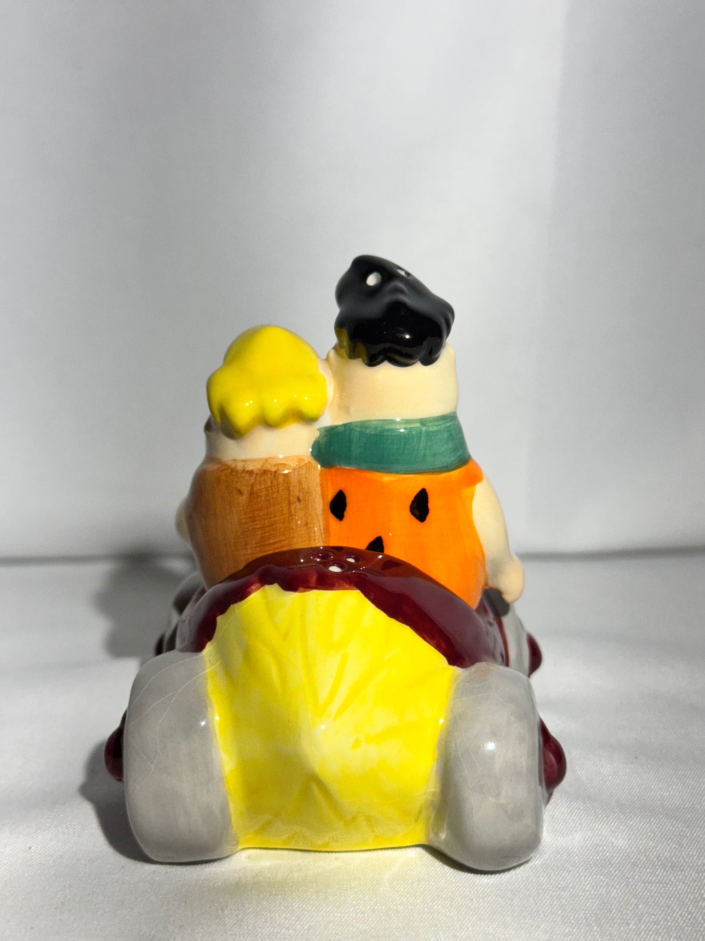 The Flintstones- Fred and Barney in car - magnetic Salt and Pepper- Hanna Barbera- Cartoon