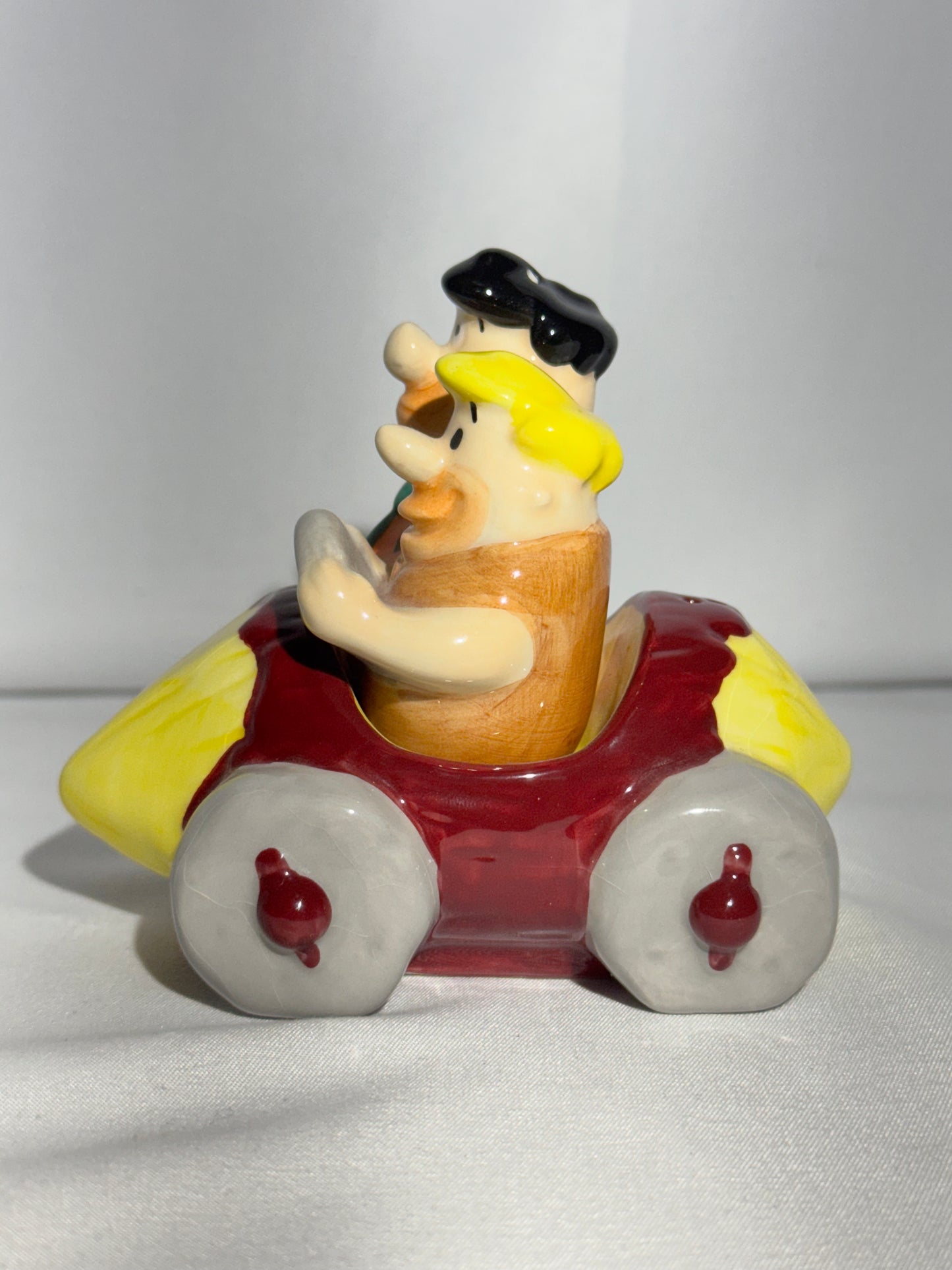 The Flintstones- Fred and Barney in car - magnetic Salt and Pepper- Hanna Barbera- Cartoon