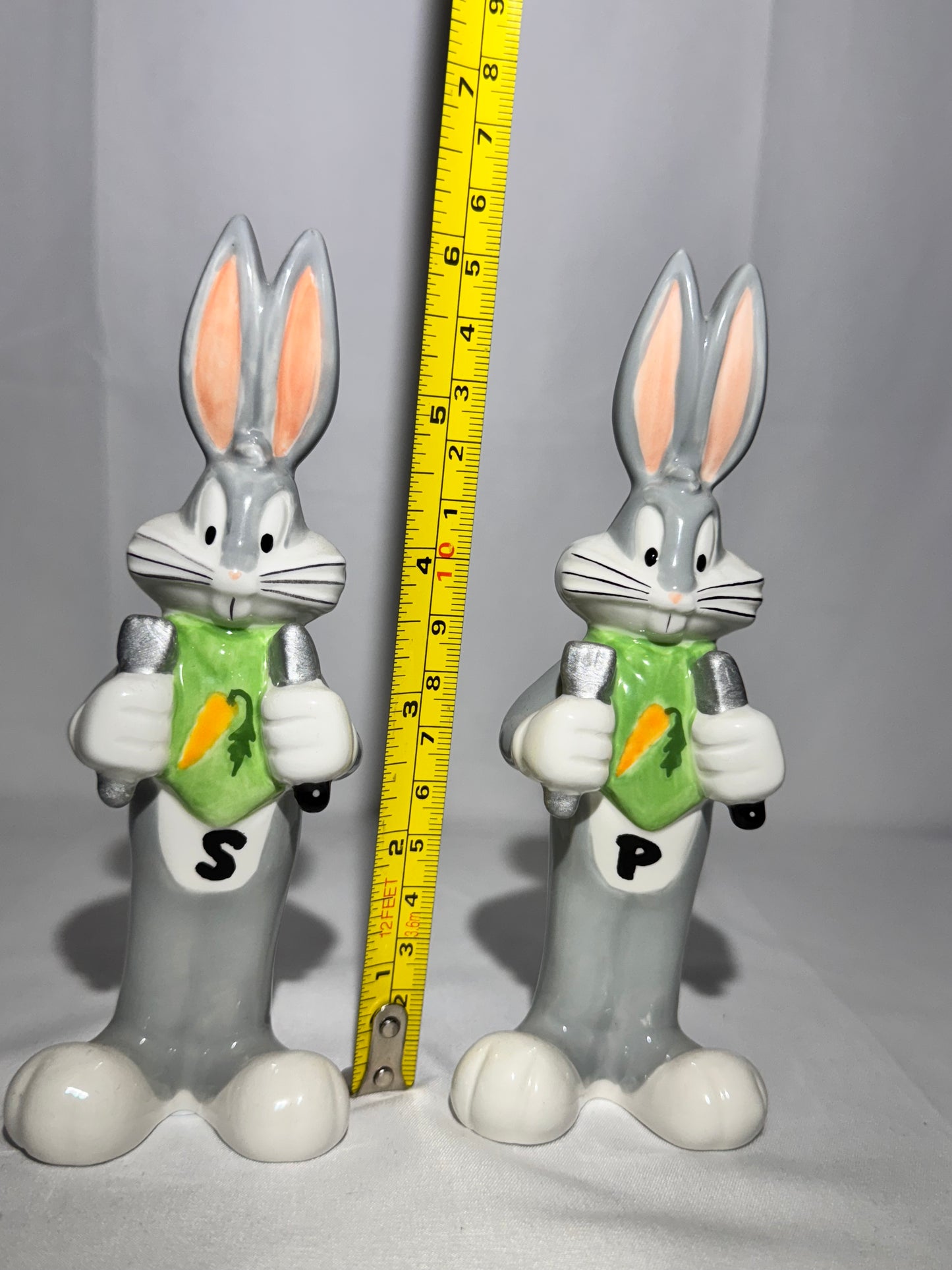 Bugs Bunny Salt & Pepper Shakers – Warner Brothers 1998 -Looney Tunes