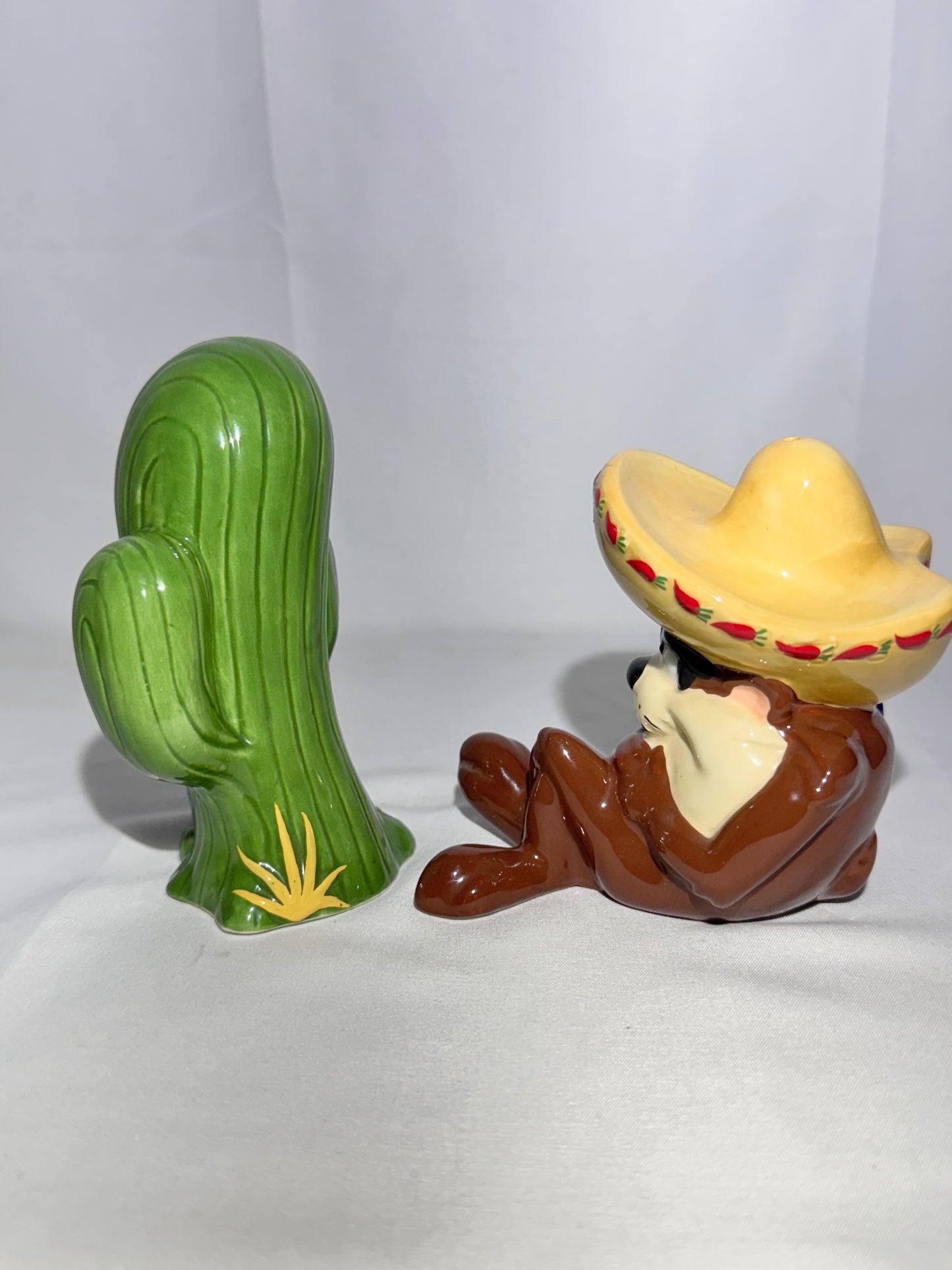 Taz Salt & Pepper Shaker – 1997 Warner Brothers- Looney Tunes