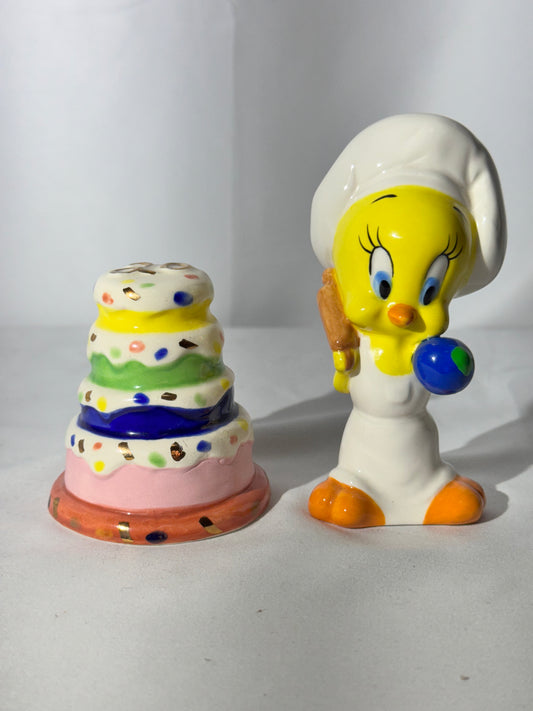 Vintage 1997 Warner Brothers Looney Tunes Salt & Pepper Shakers – Tweety & Birthday Cake Set