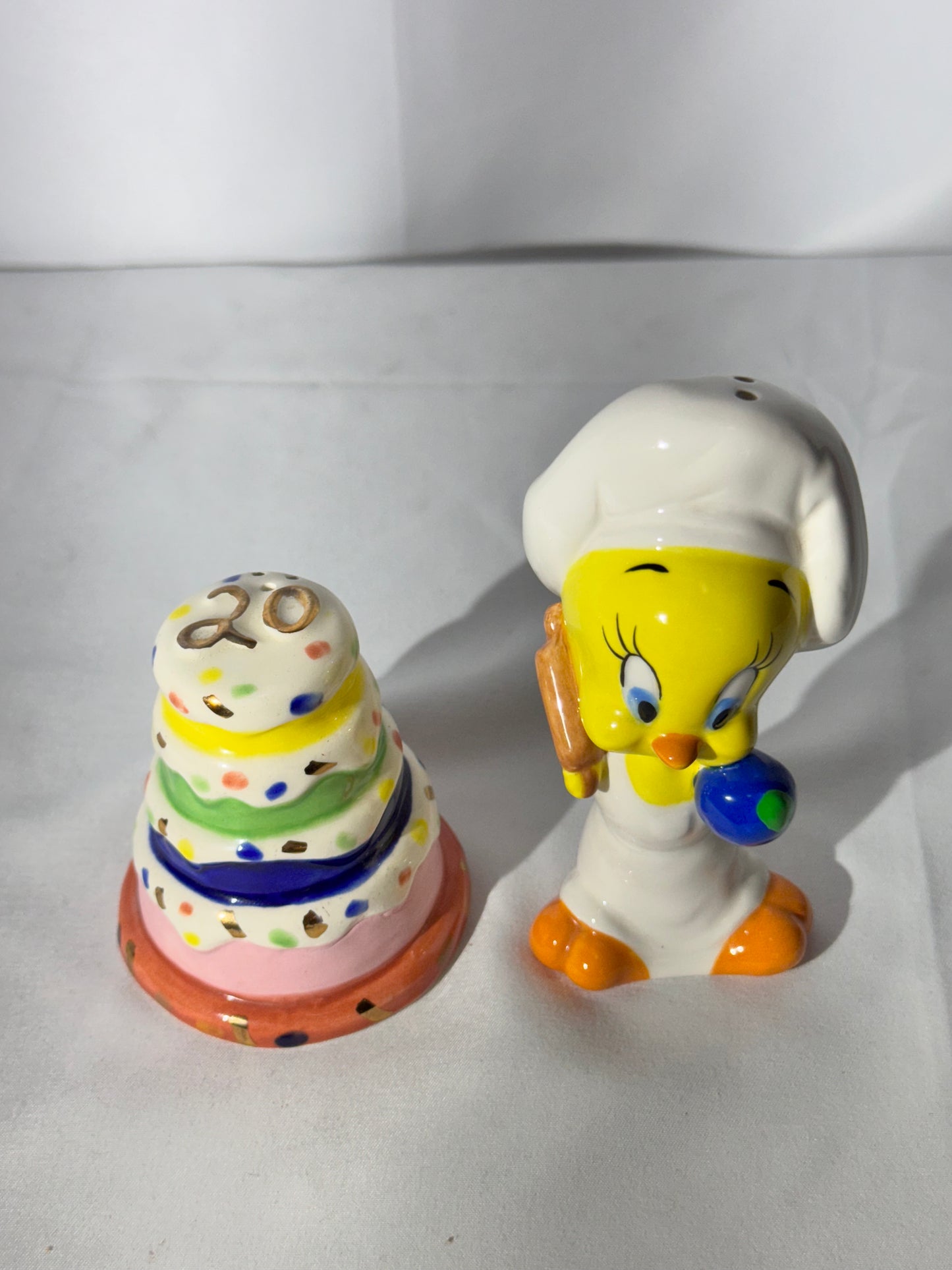 Vintage 1997 Warner Brothers Looney Tunes Salt & Pepper Shakers – Tweety & Birthday Cake Set