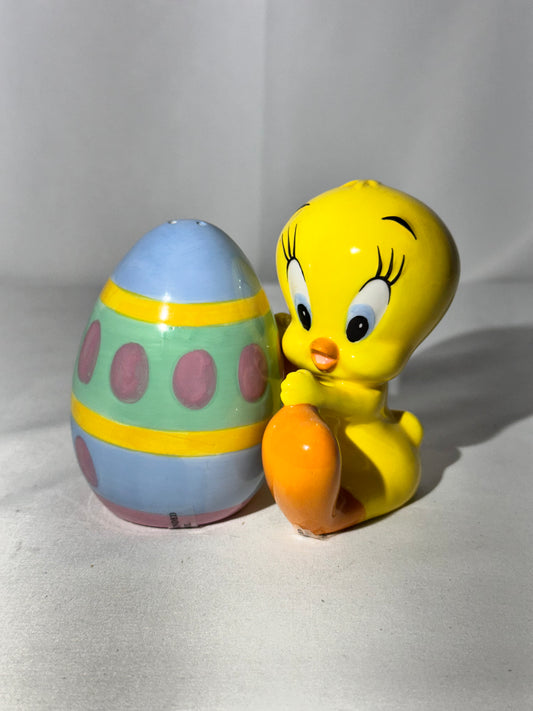 Tweety bird and Easter Egg - salt and pepper- Looney Tunes- Warner Brothers