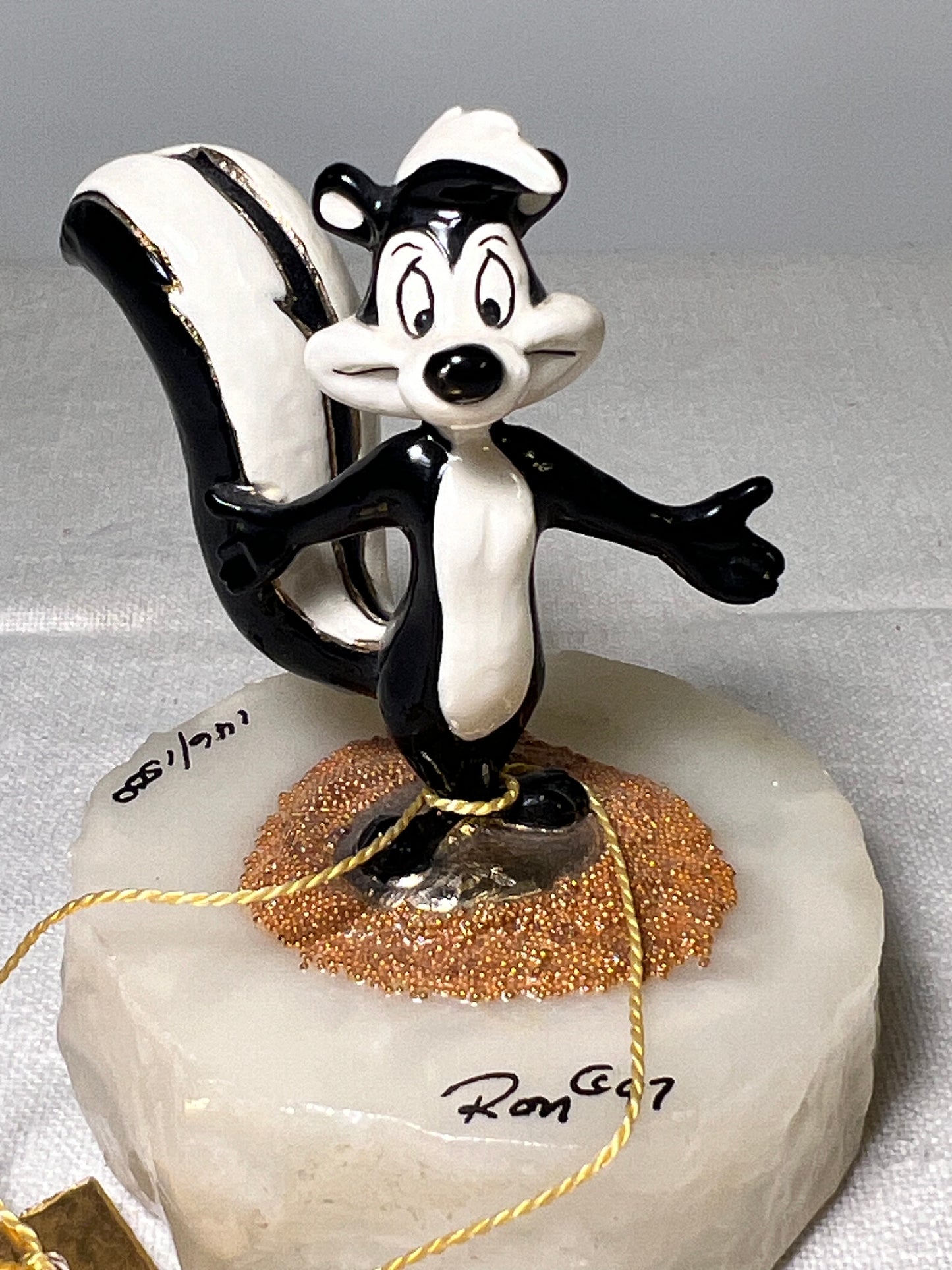 Ron Lee - Pepe Le Pew - 4” statue- signed & numbered 146/1500- 1997- Looney Tunes- Warner Brothers - stone base