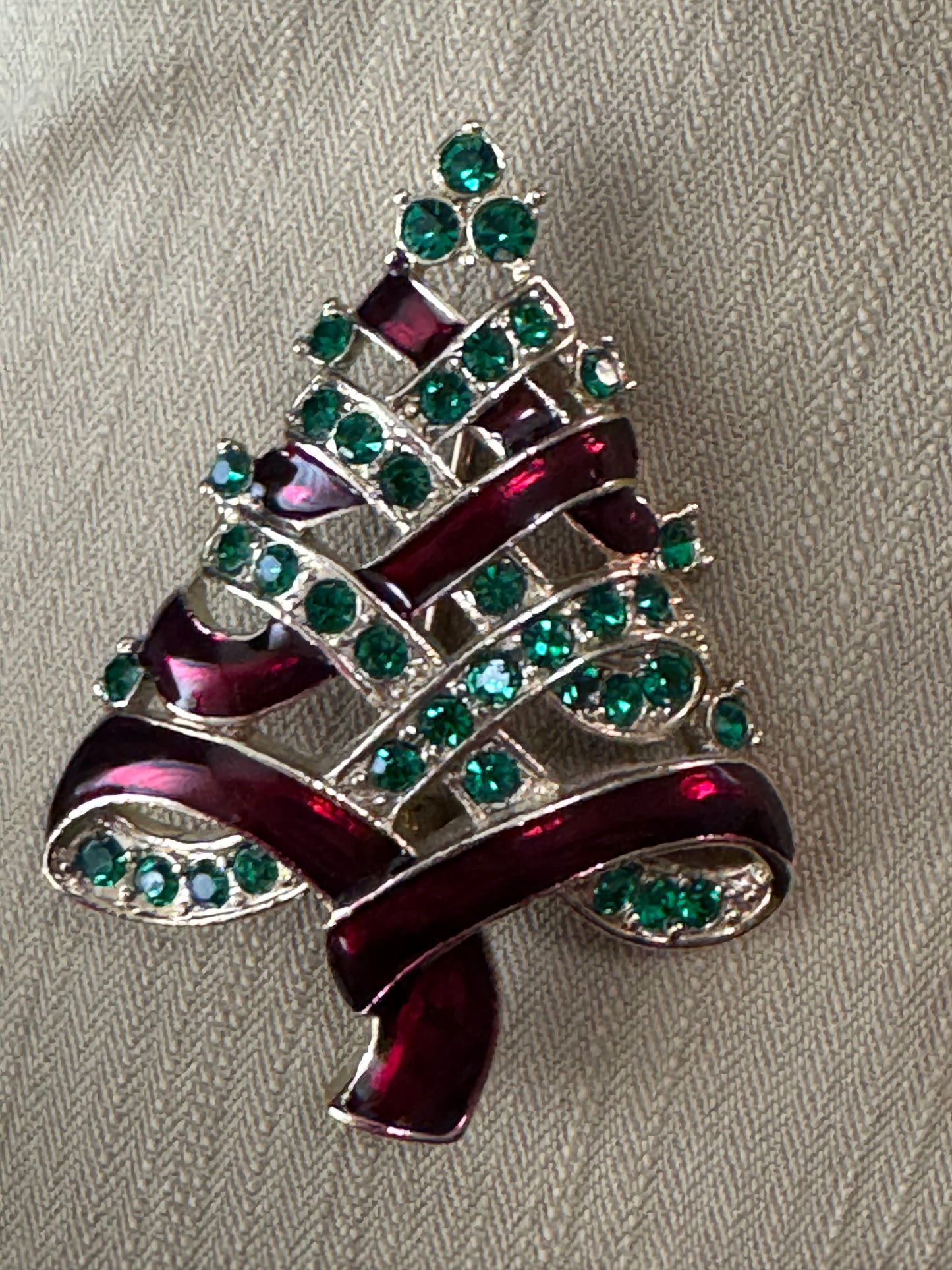 Vintage Christmas Tree Brooch with Green Rhinestones & Red Ribbon – Gold Tone