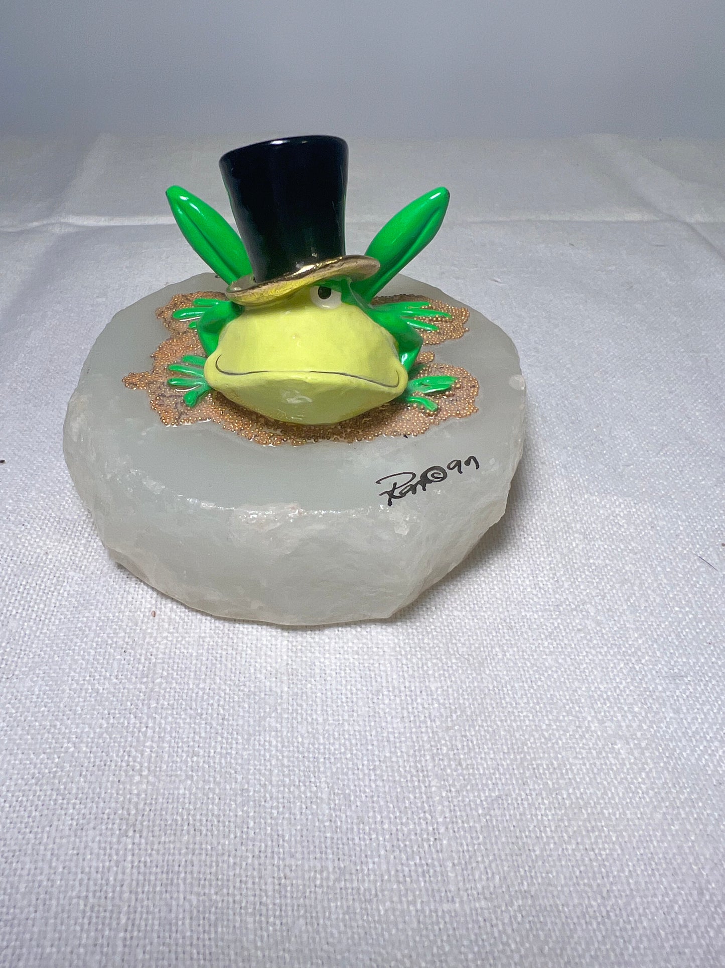 Ron Lee - Michigan J. Frog- Sitting-1997- signed and numbered 1411/1500- Looney Tunes- Warner Brothers- stone base