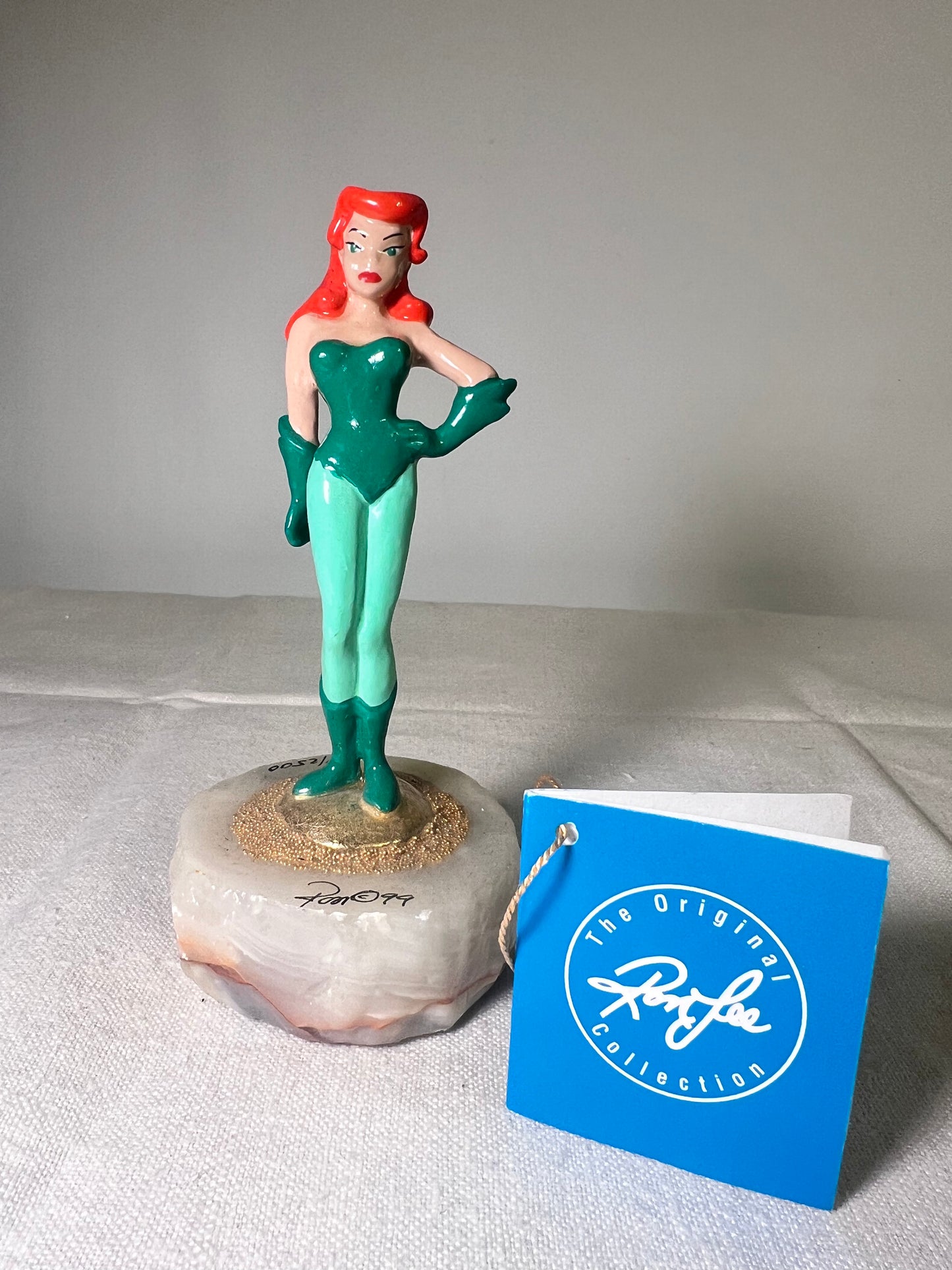 Ron Lee - Poison Ivy- 5 1/2” statue- signed and numbered 1124\2500 -DC comics – Warner Brothers – Stone base – 1999 ￼￼