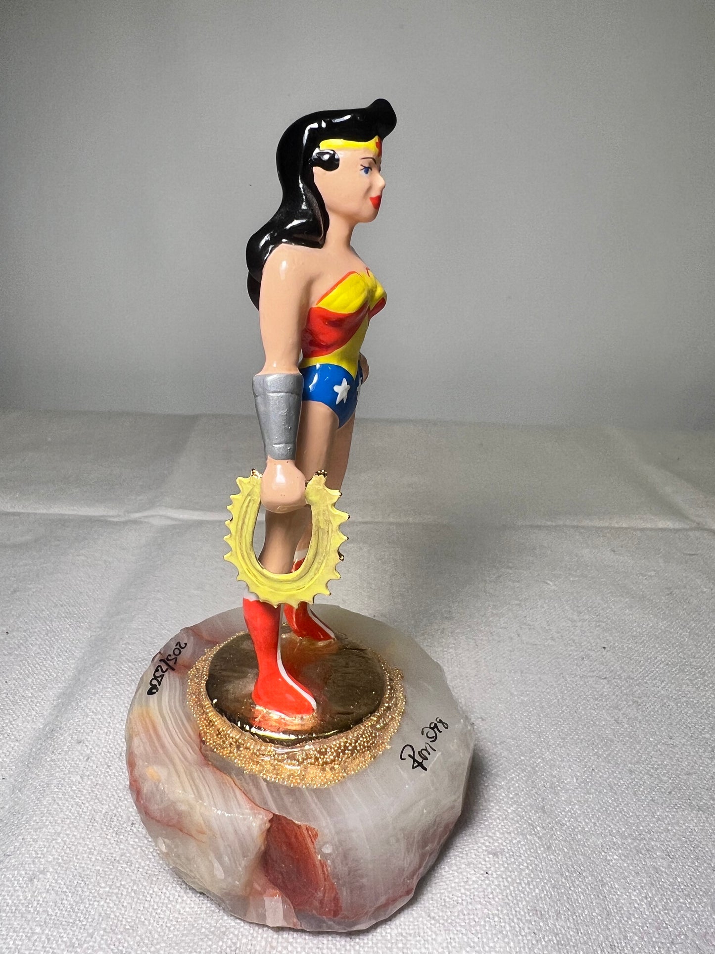 Ron Lee - wonder woman- 5” statue-signed and numbered 205/2500-1998 – superheroes – Warner Brothers - DC Comics- stone base￼