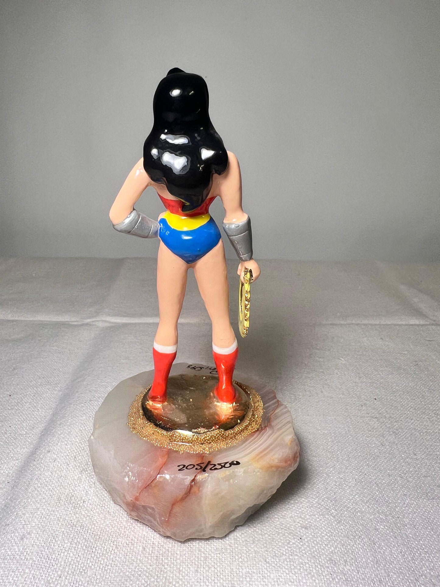 Ron Lee - wonder woman- 5” statue-signed and numbered 205/2500-1998 – superheroes – Warner Brothers - DC Comics- stone base￼