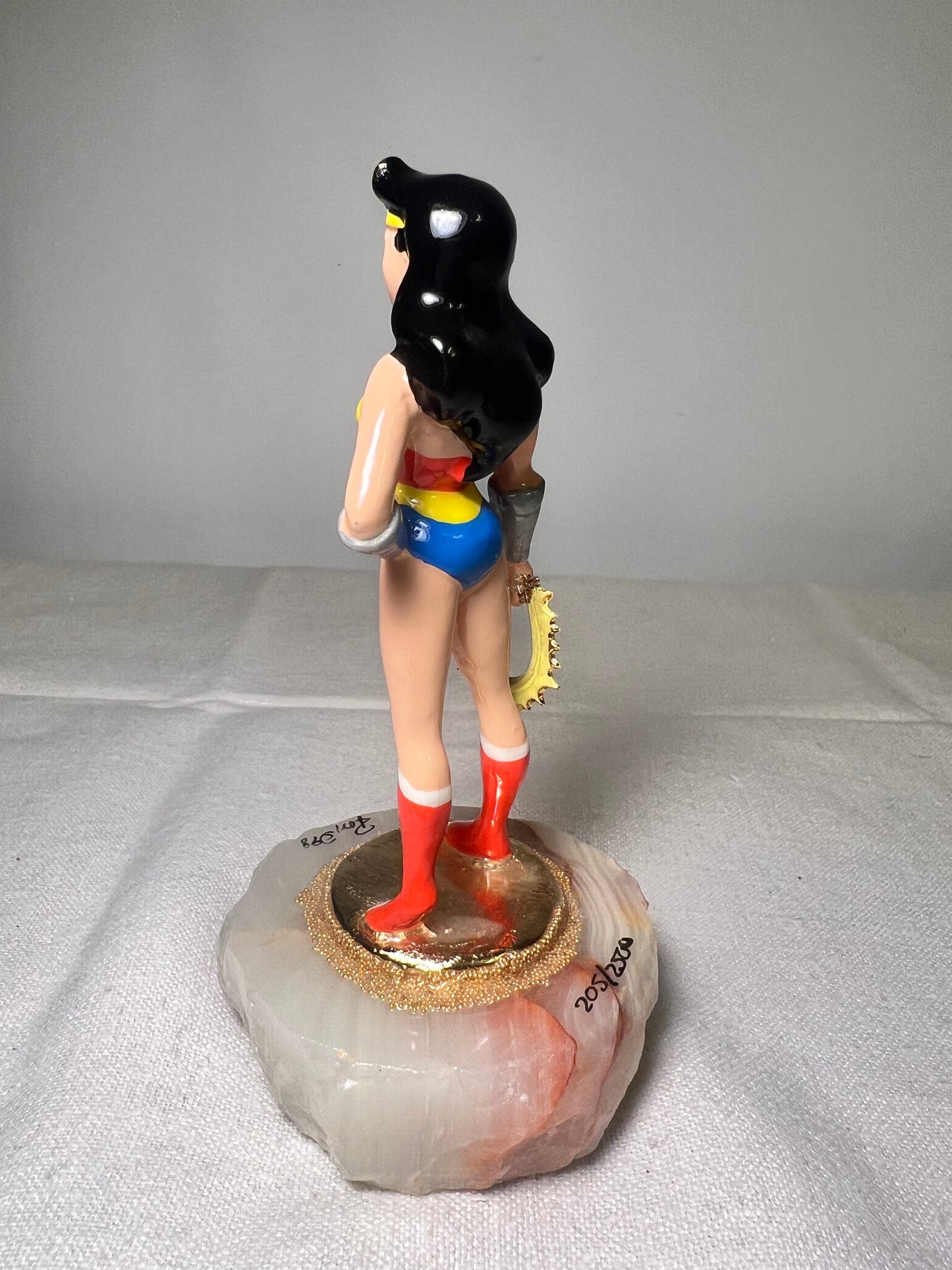 Ron Lee - wonder woman- 5” statue-signed and numbered 205/2500-1998 – superheroes – Warner Brothers - DC Comics- stone base￼