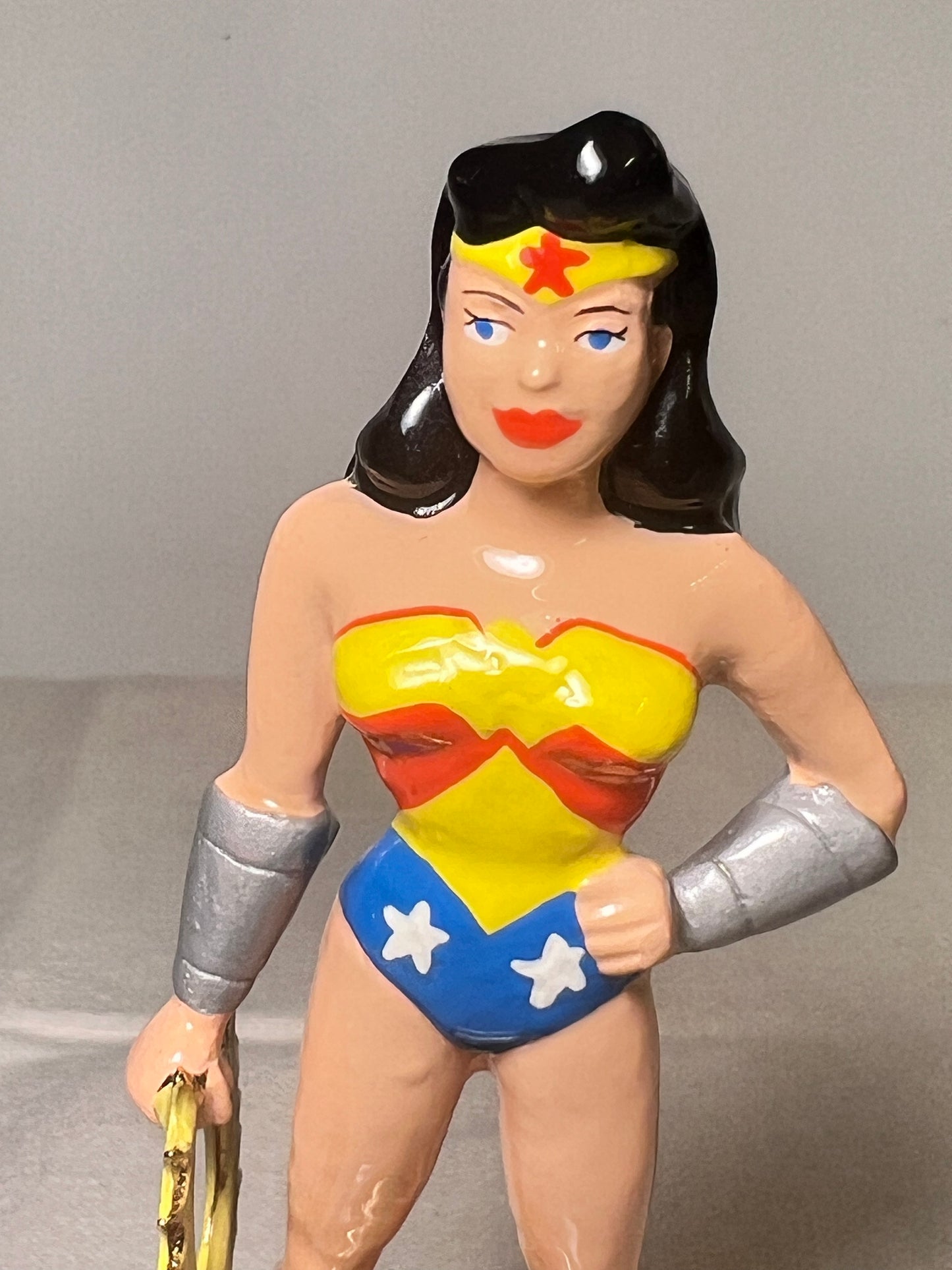 Ron Lee - wonder woman- 5” statue-signed and numbered 205/2500-1998 – superheroes – Warner Brothers - DC Comics- stone base￼