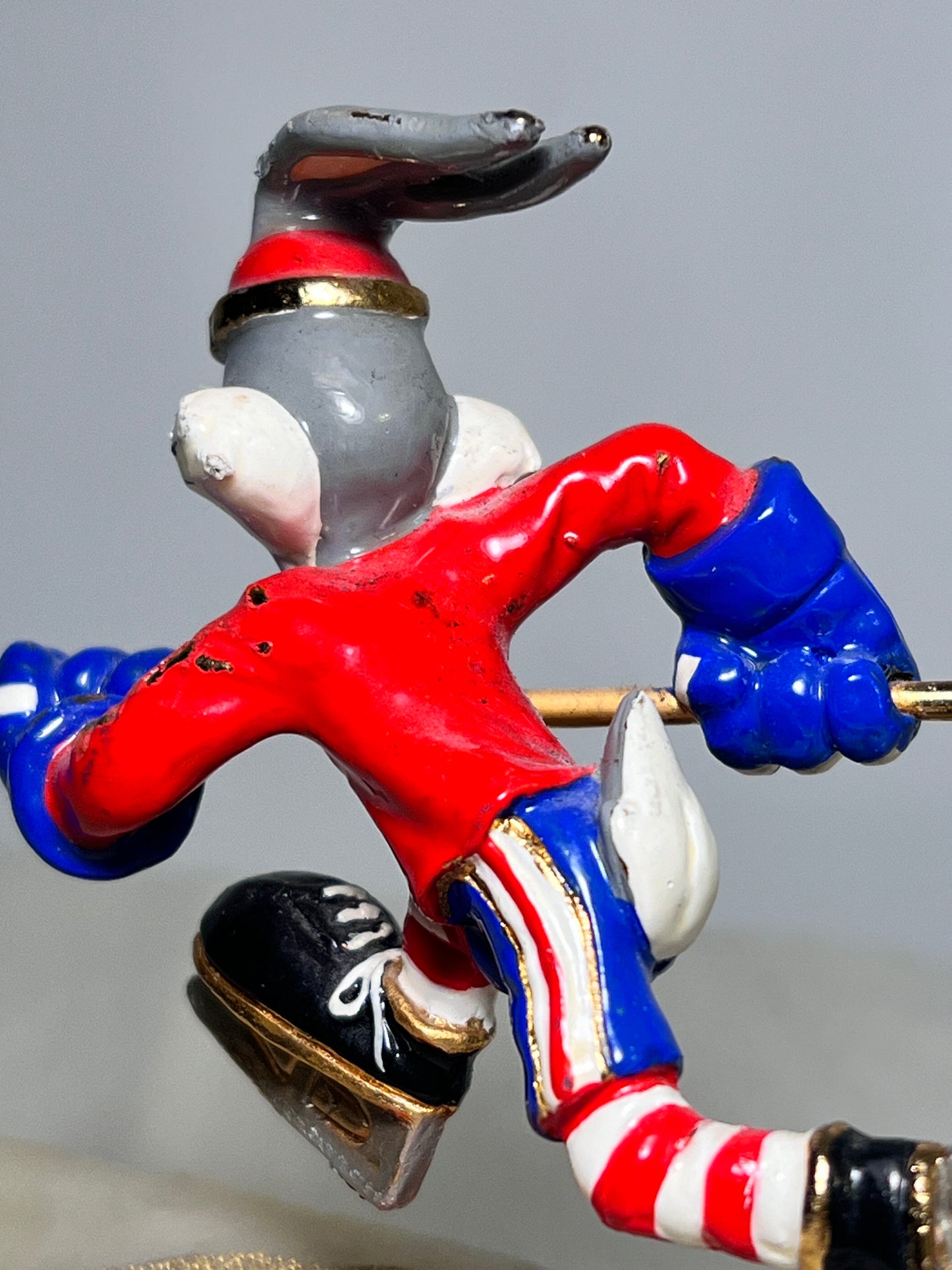 Ron Lee- Bugs Bunny- playing hockey-six flags- signed and numbered 124/750- Looney Tunes-1996- Stone base