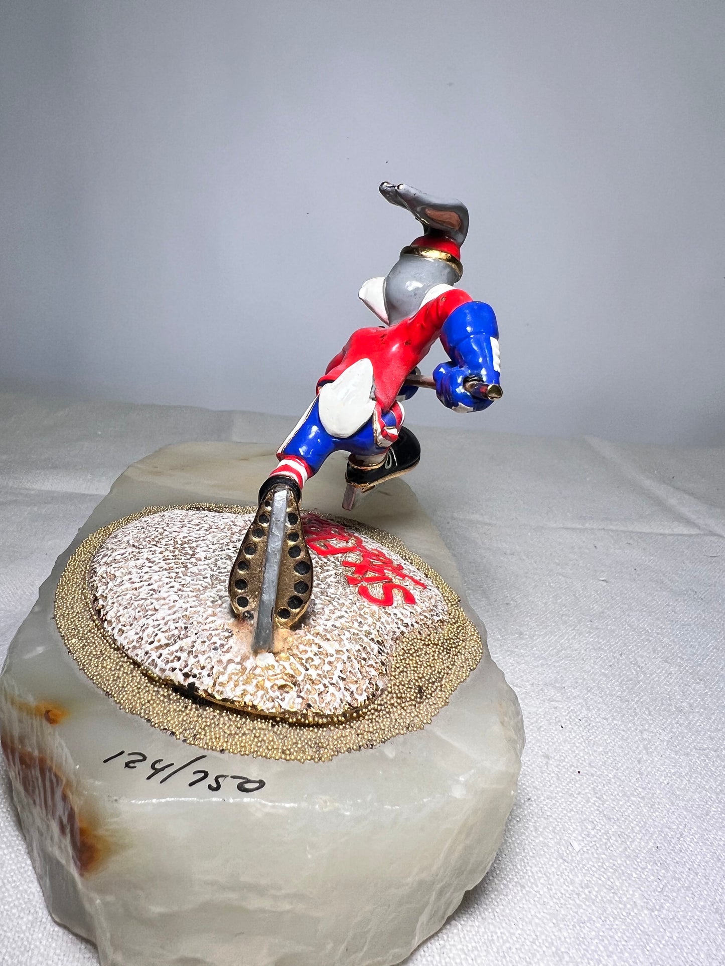 Ron Lee- Bugs Bunny- playing hockey-six flags- signed and numbered 124/750- Looney Tunes-1996- Stone base