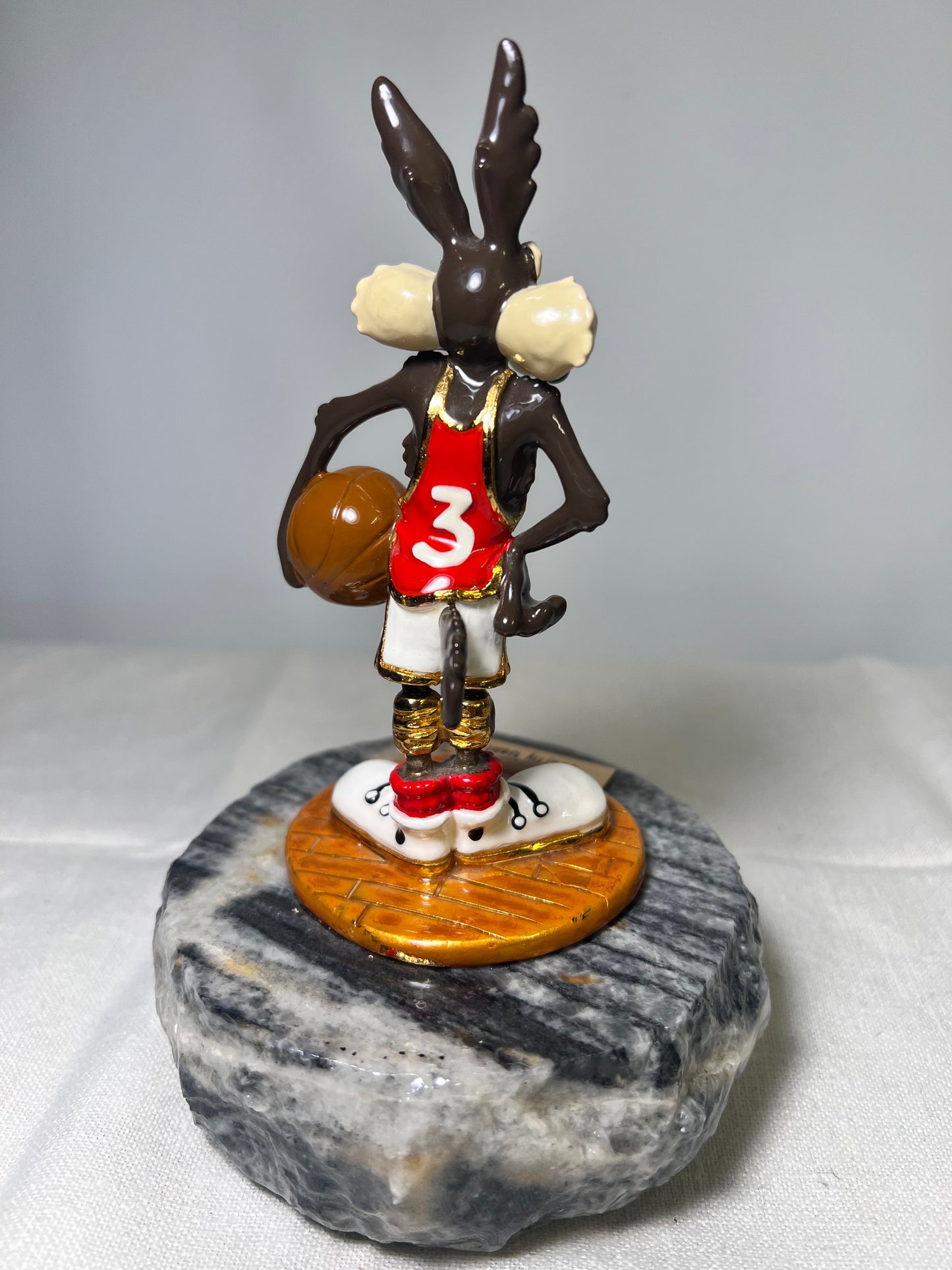 Ron Lee- Wile E. Coyote- Court Gent- Basketball-6.5” statue- Looney Tunes- Warner Brothers