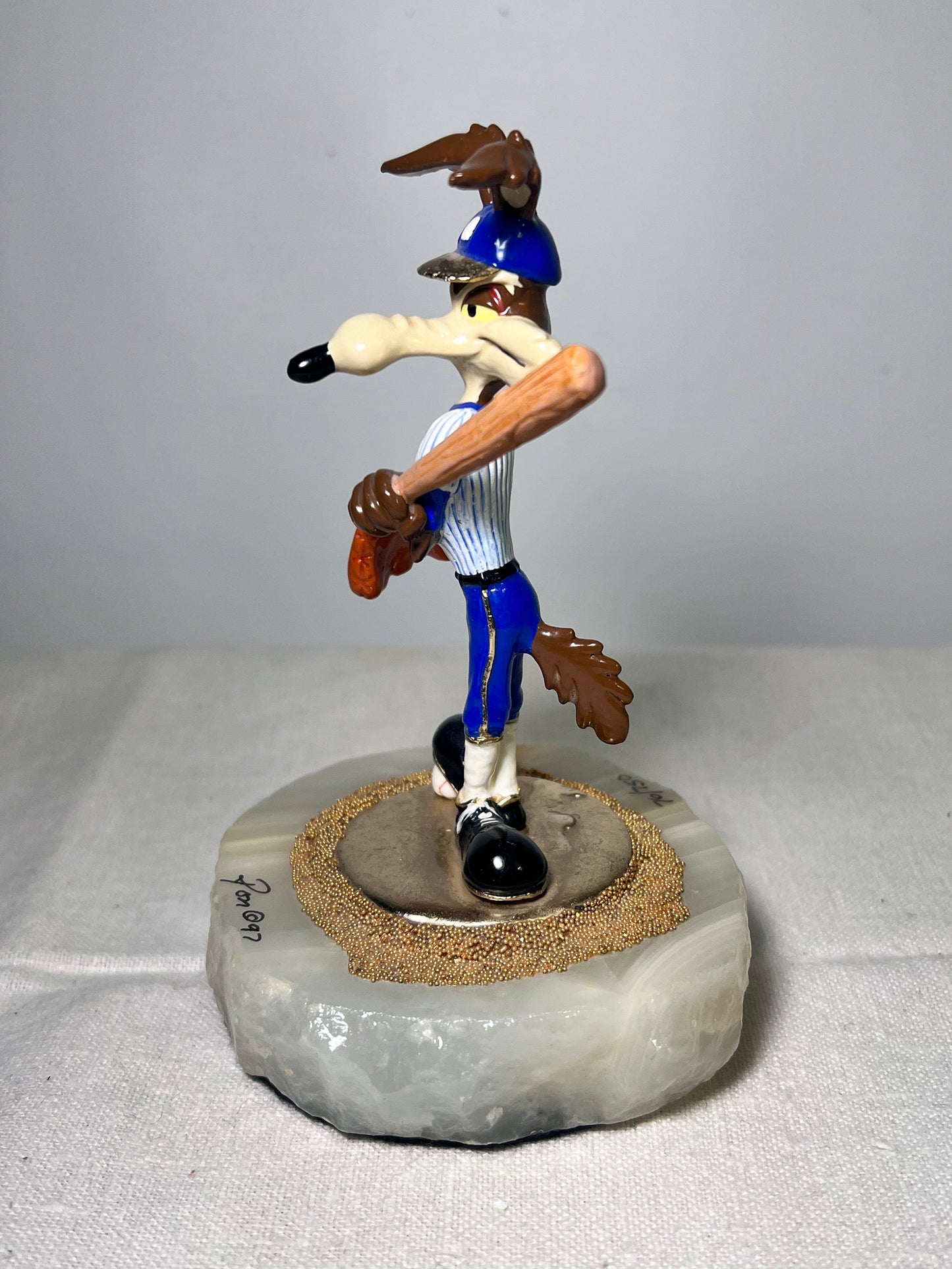 Ron Lee - Wile E. Coyote- Baseball-5” statue- 1997 – signed and numbered 76\750- looney Tunes – Warner Brothers – stone base ￼