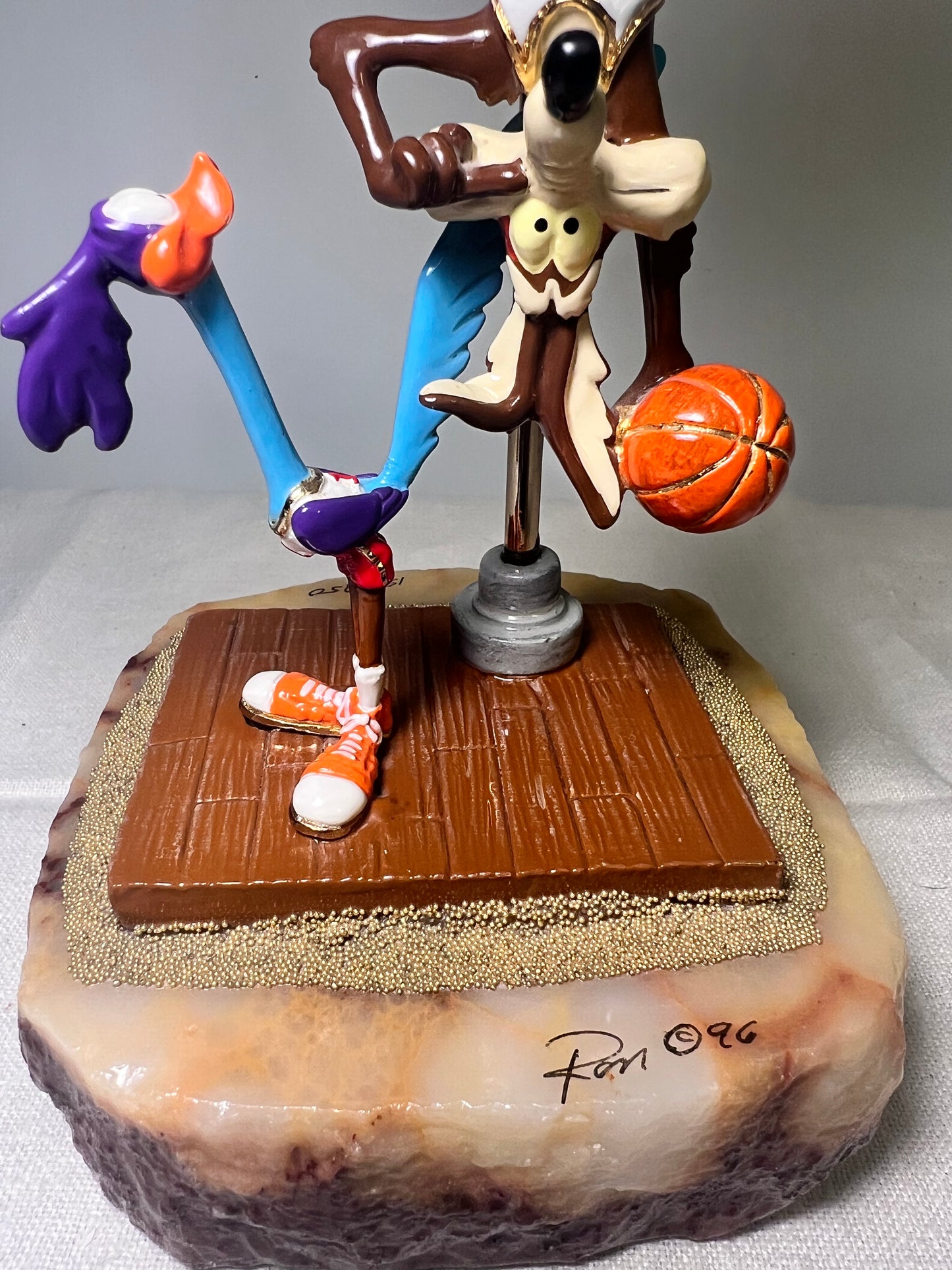 Ron Lee - Wile E Coyote & Roadrunner- Slam Dunk- basketball- 8” statue-signed and numbered 154\750-1996-Looney Tunes-Warner Brothers-stone base ￼